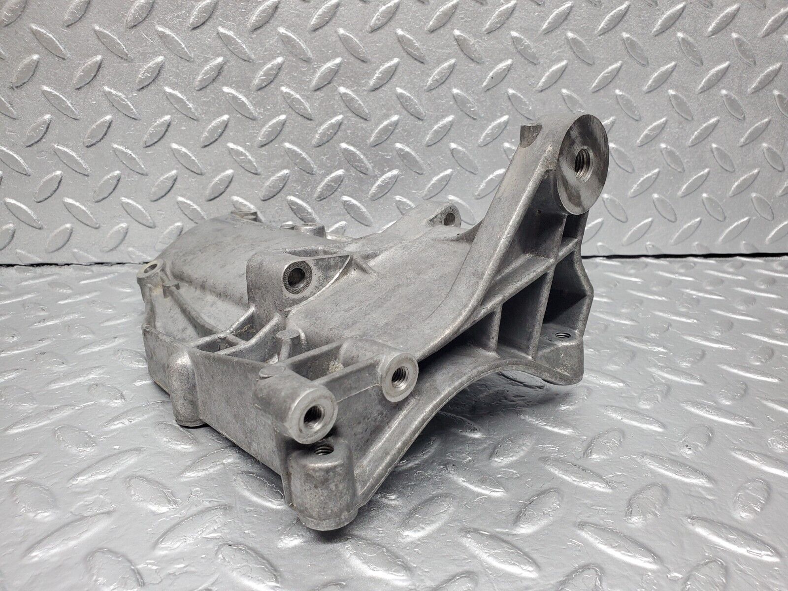 45922 Mercedes-Benz W126 420SE Air Conditioning Compressor Bracket 1161301035