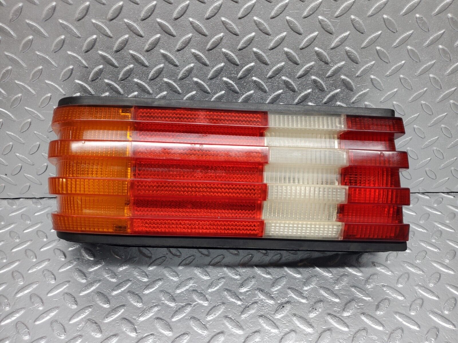 45828 Mercedes-Benz W126 420SE Tail Light & Bulb Holder Left Side 22072