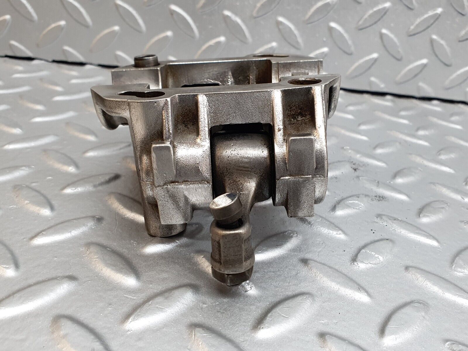 43067 Mercedes-Benz W123 Rocker Arms Camshaft Bearing Block 1020510110