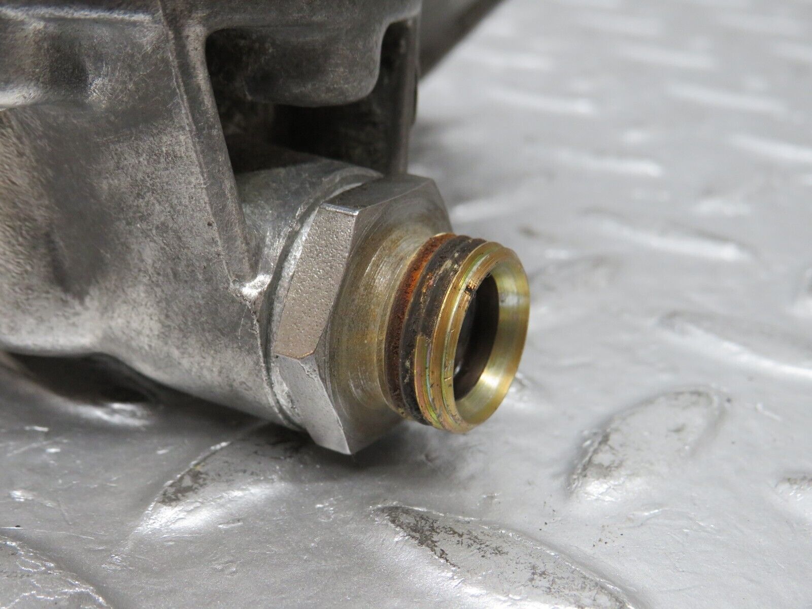 32788 Mercedes-Benz C107 R107 350 V8 Oil Pressure Damper 1161870194 1161870196