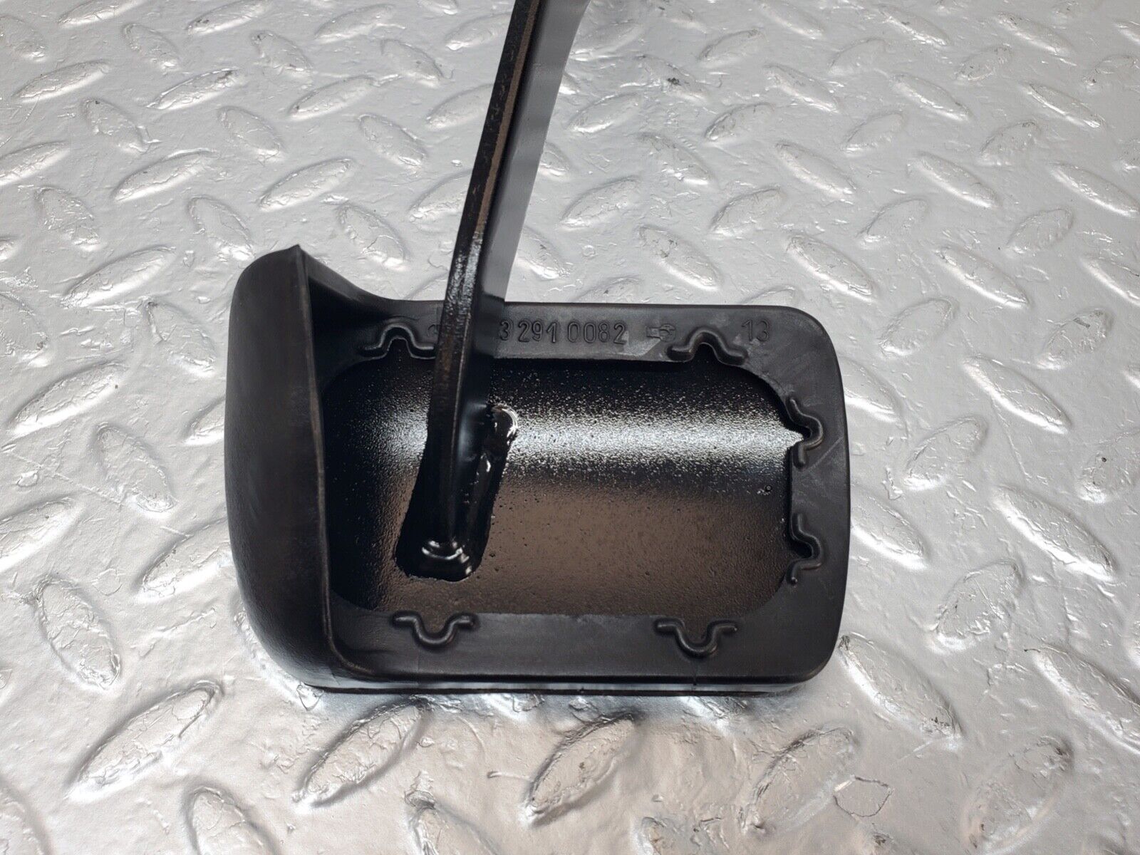 44592 Mercedes-Benz W124 220E Brake Pedal With Rubber 1232910082