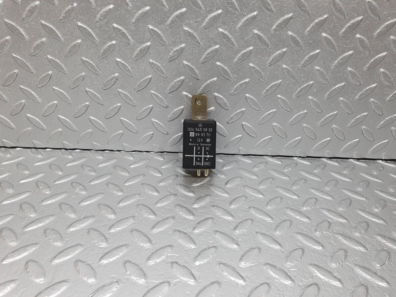 41637 Mercedes-Benz W124 200E Instrument Cluster Light Relay 0045450832