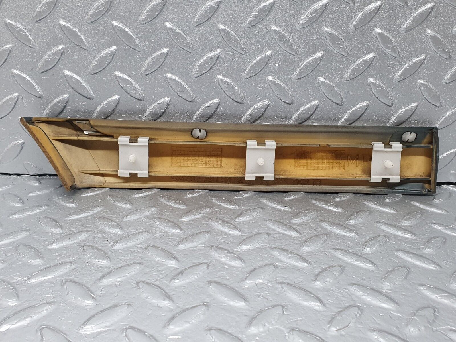 41802 Mercedes-Benz W202 C200 Front Right Fender Wing Centre Moulding 2026909262