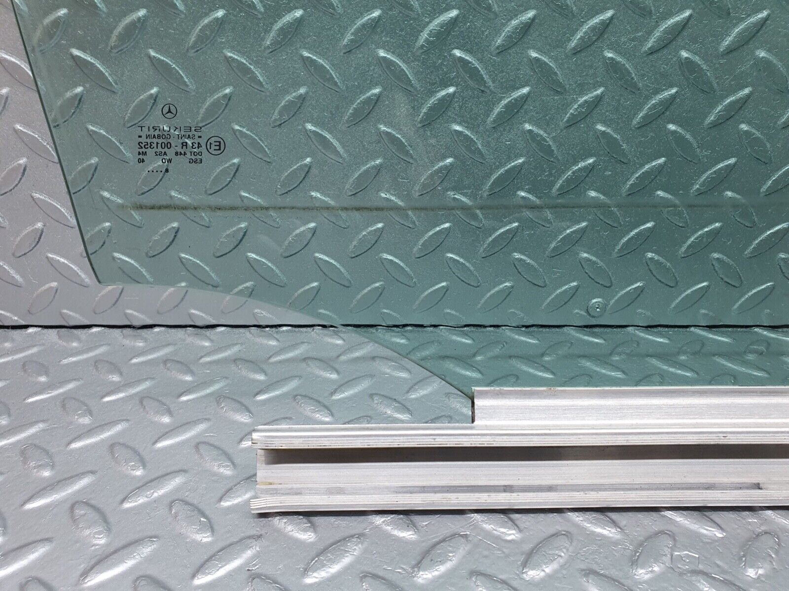 41994 Mercedes-Benz W202 C200 Front Left Door Window Glass