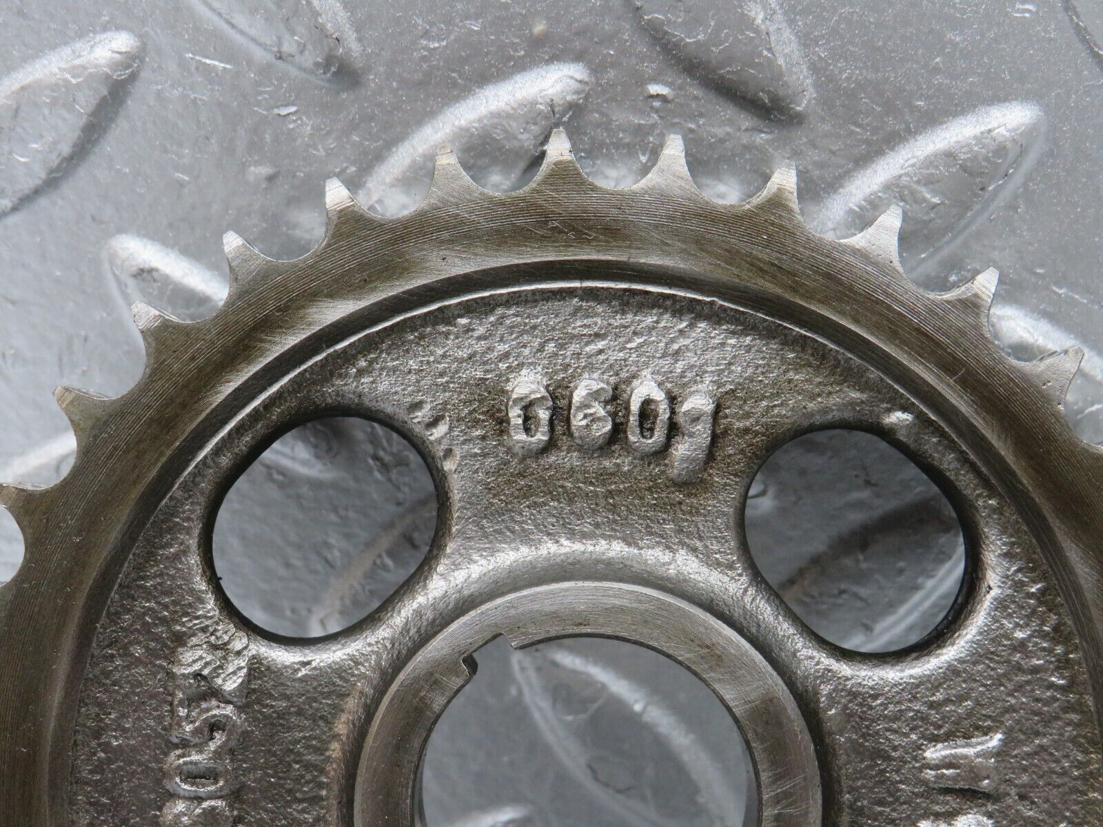 32783 Mercedes-Benz C107 R107 350 V8 Camshaft Timing Gear 1160520609