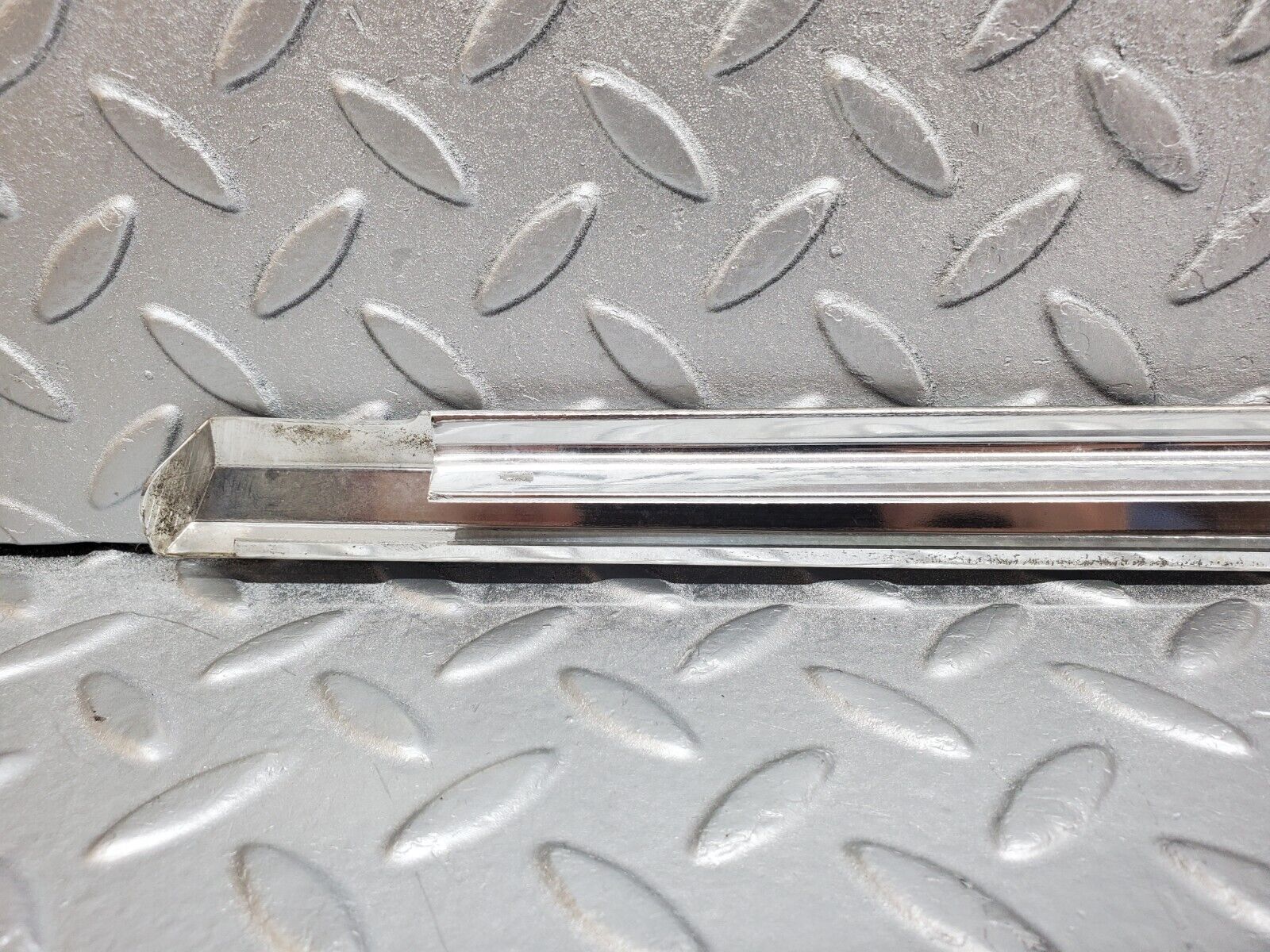 45811 Mercedes-Benz W126 420SE Rear Left Door Chrome Moulding Trim