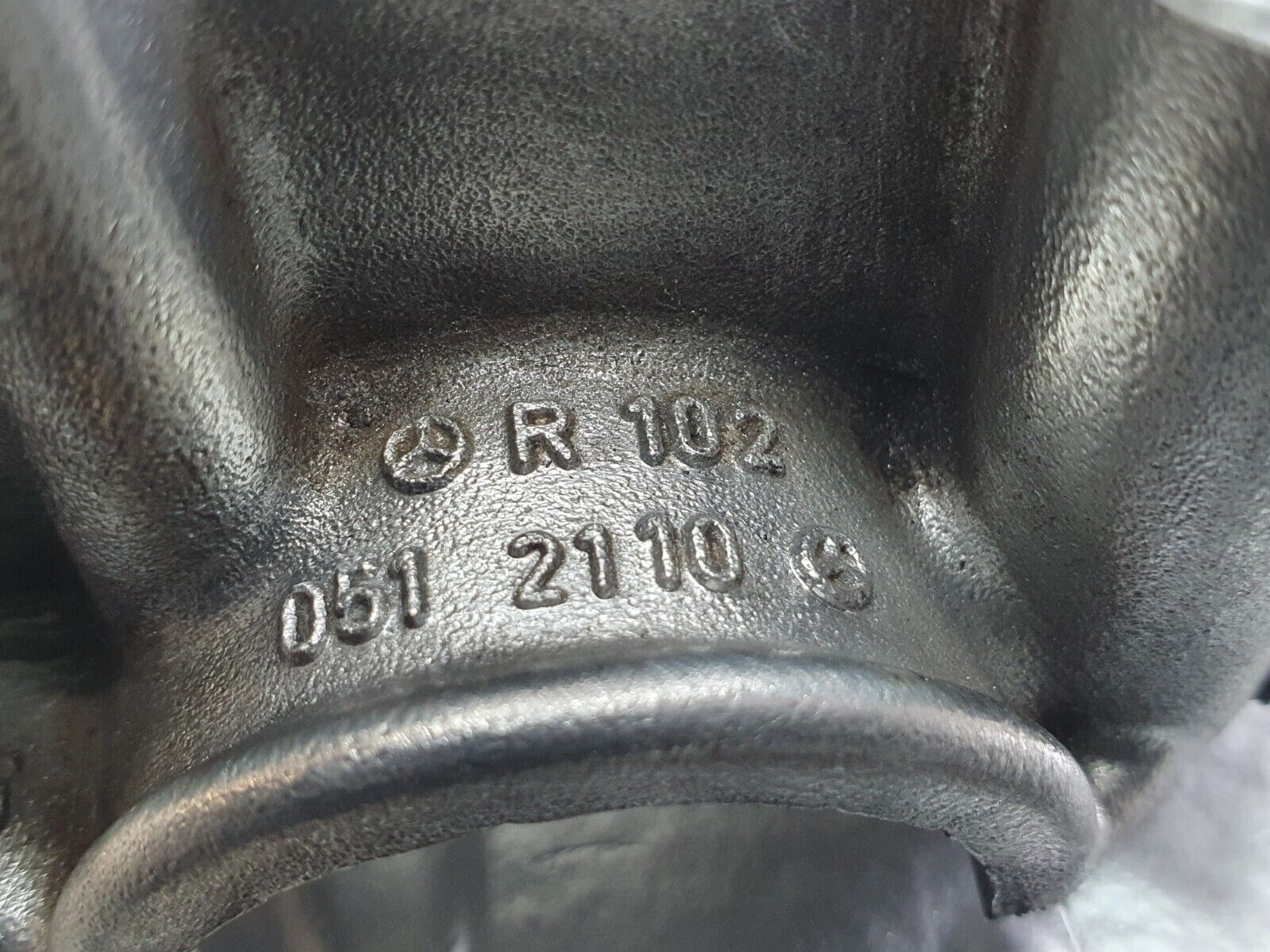 43065 Mercedes-Benz W123 Rocker Arms Camshaft Bearing Block 1020512110