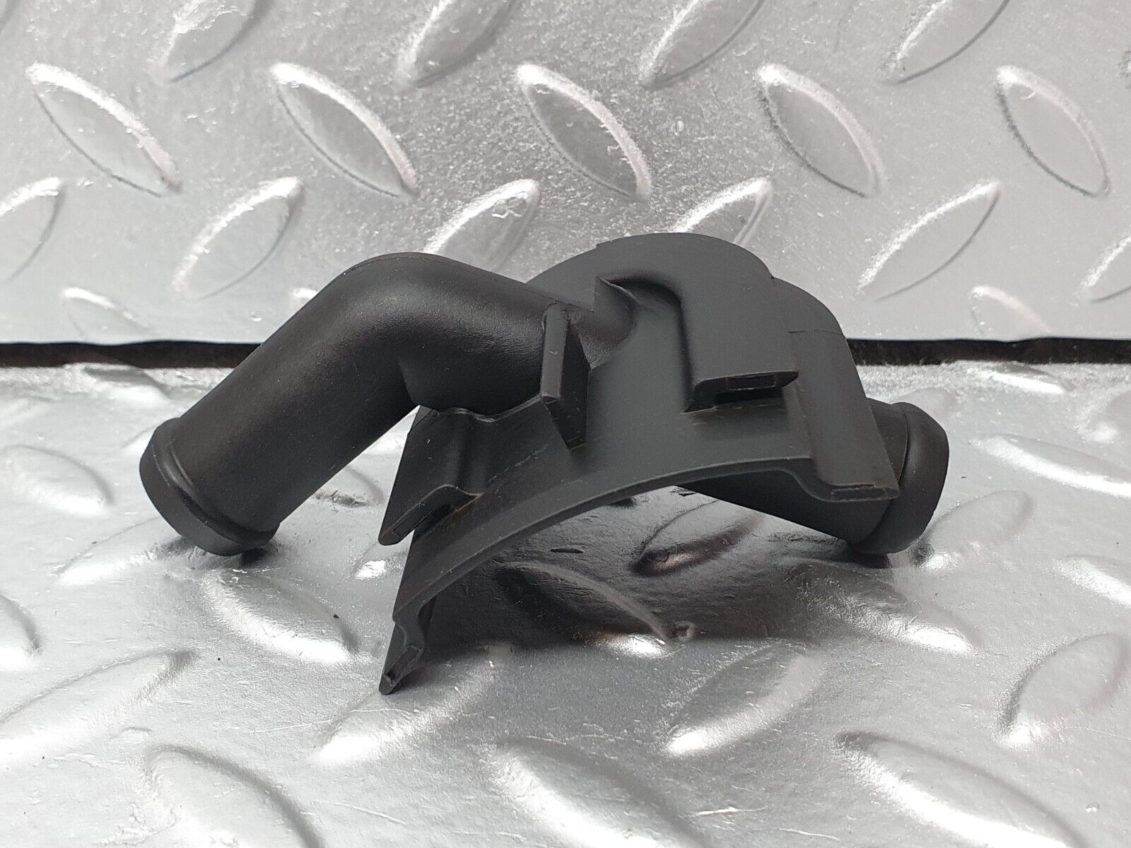 42129 Mercedes-Benz W202 C200 Heater Hose Pipe Connector 2028321215