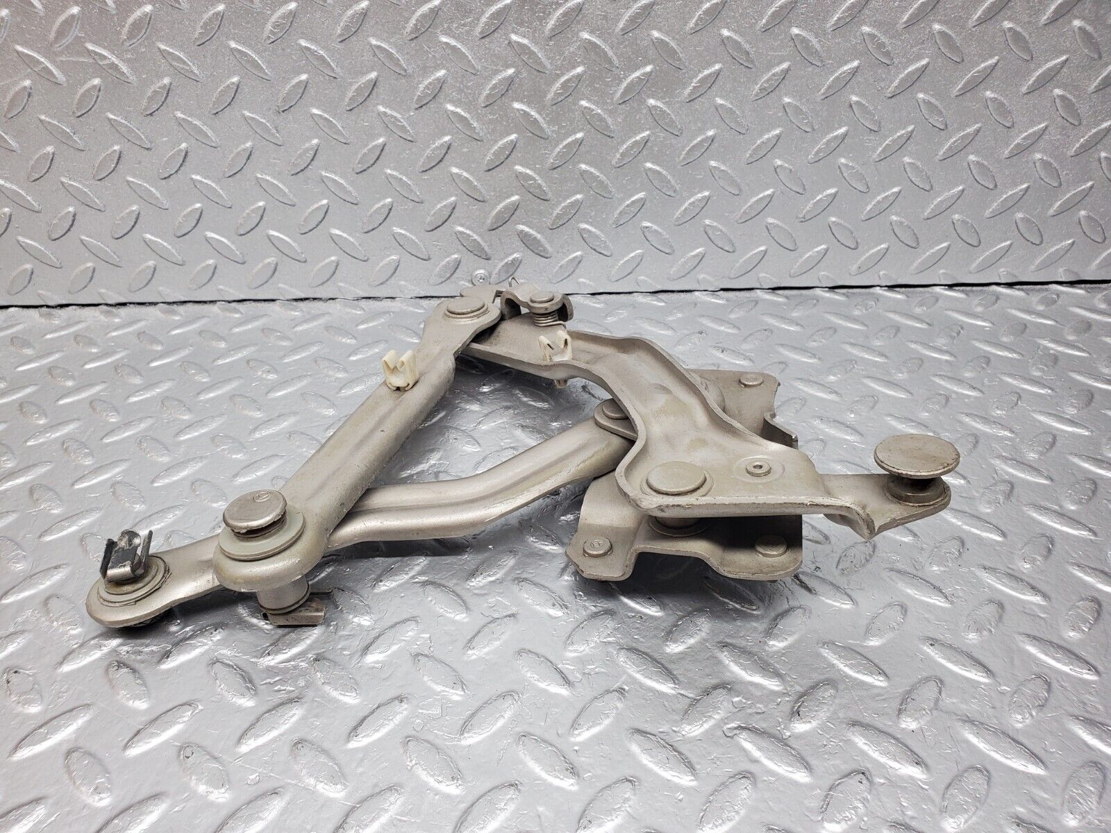 45797 Mercedes-Benz W126 420SE Bonnet Hinge Left Side