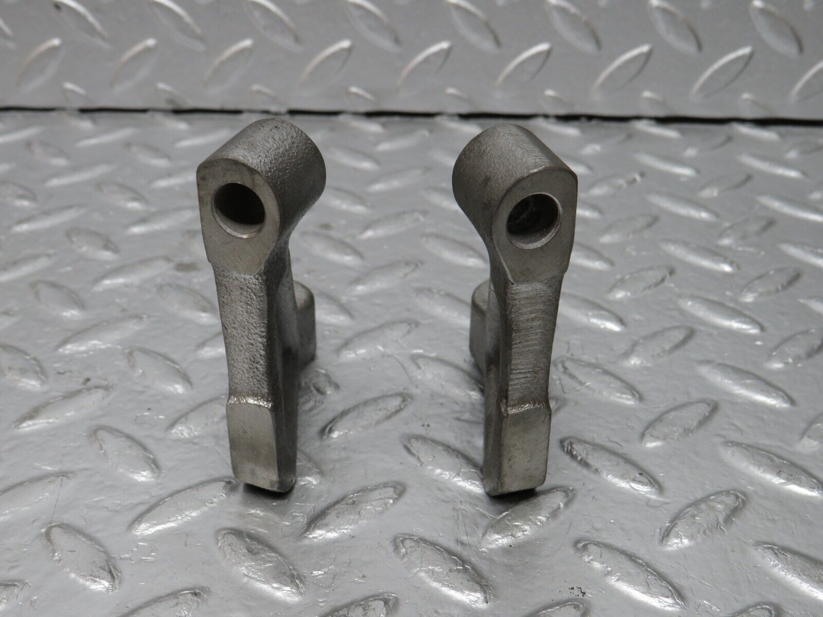 32952 Mercedes-Benz C107 R107 Engine Mount Bracket Pair 1160110895 1160110995