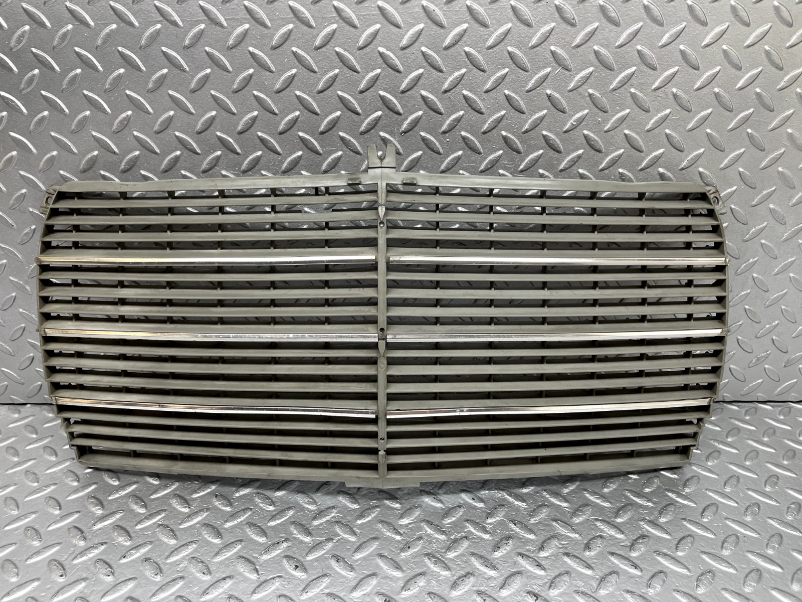 44249 Mercedes-Benz W123 280E Bonnet Grill 1238880923