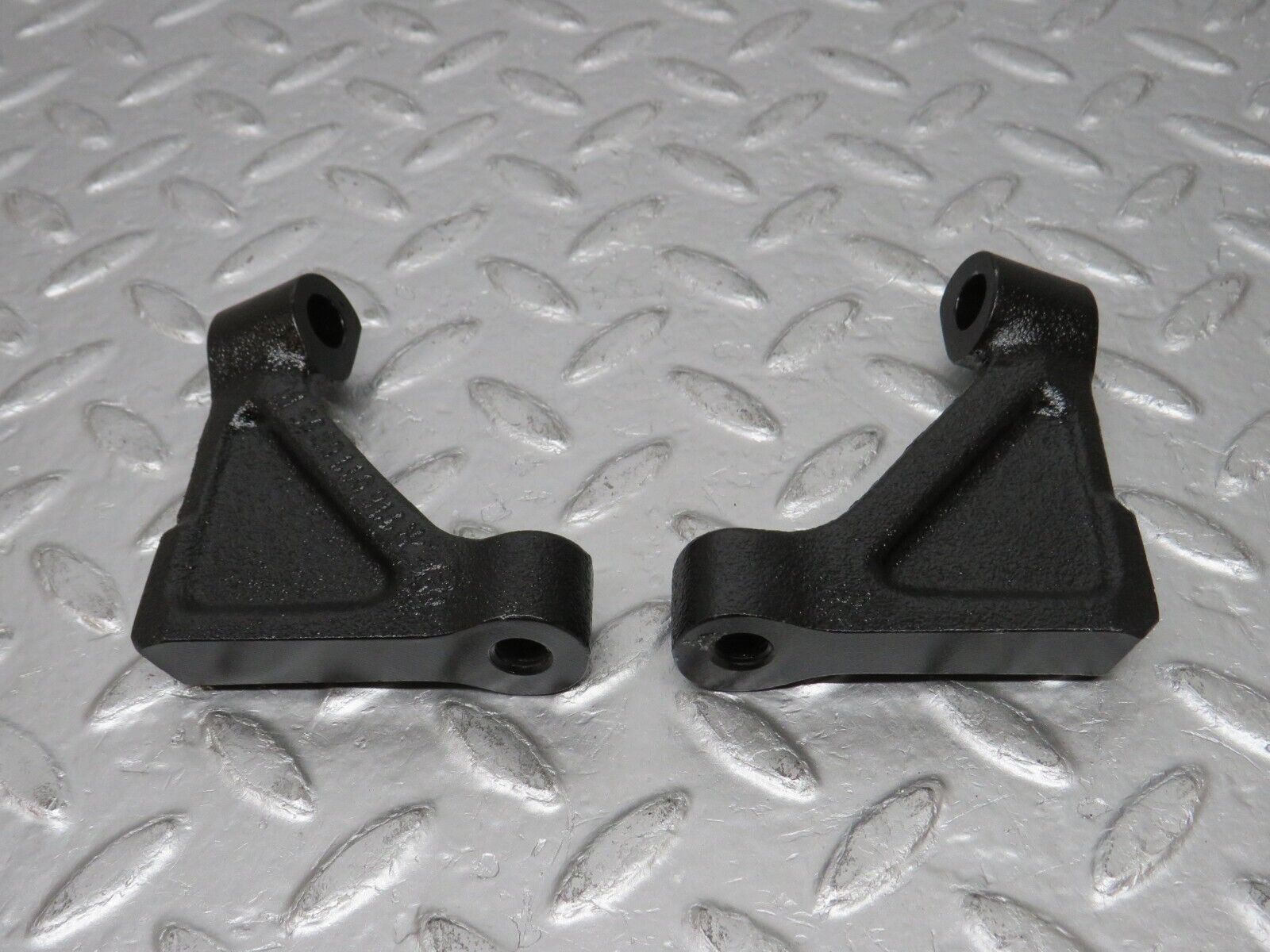32757 Mercedes-Benz C107 R107 350 V8 Engine Mount Bracket Pair 1160110895 1160110995