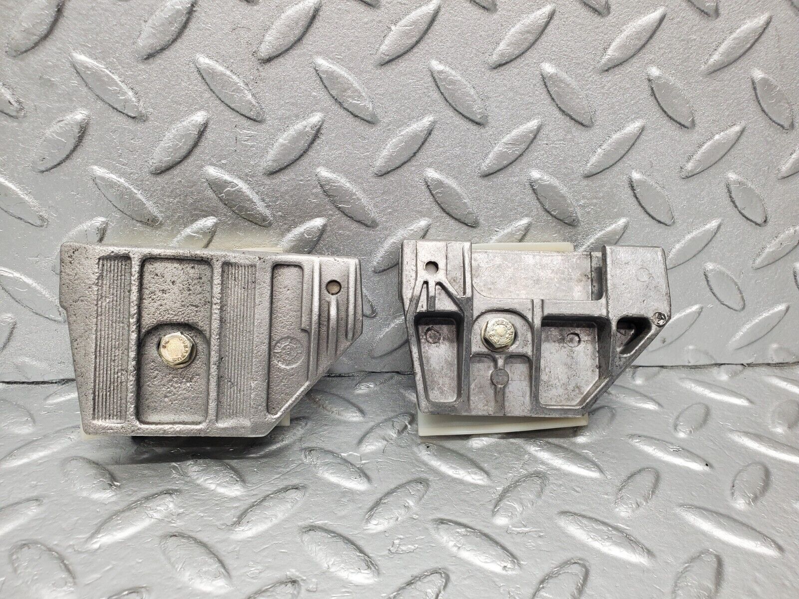 46954 Mercedes-Benz R129 320SL Coupe Door Window Guide Bracket 1247250332 1247250432