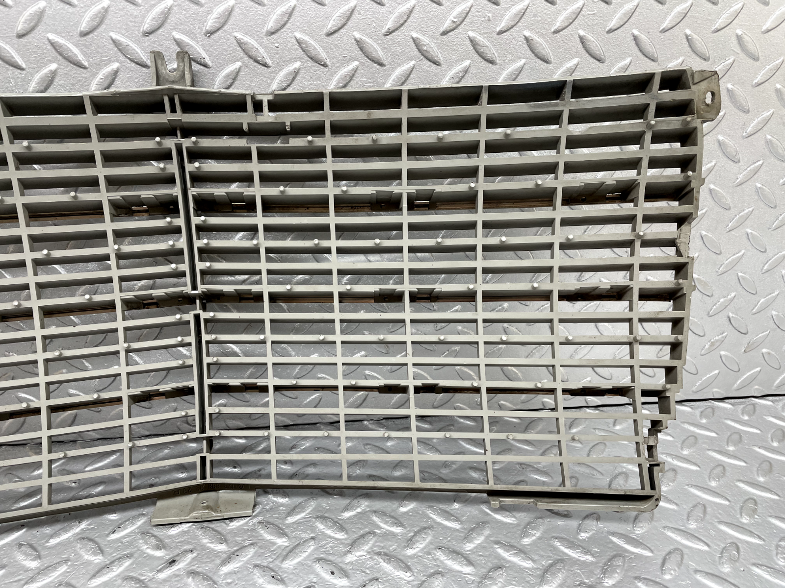 44249 Mercedes-Benz W123 280E Bonnet Grill 1238880923