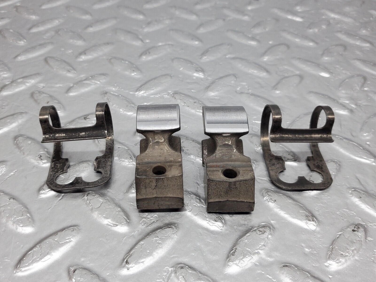 45481 Mercedes-Benz 280E M110.988 Valve Rocker Arm With Retaining Spring