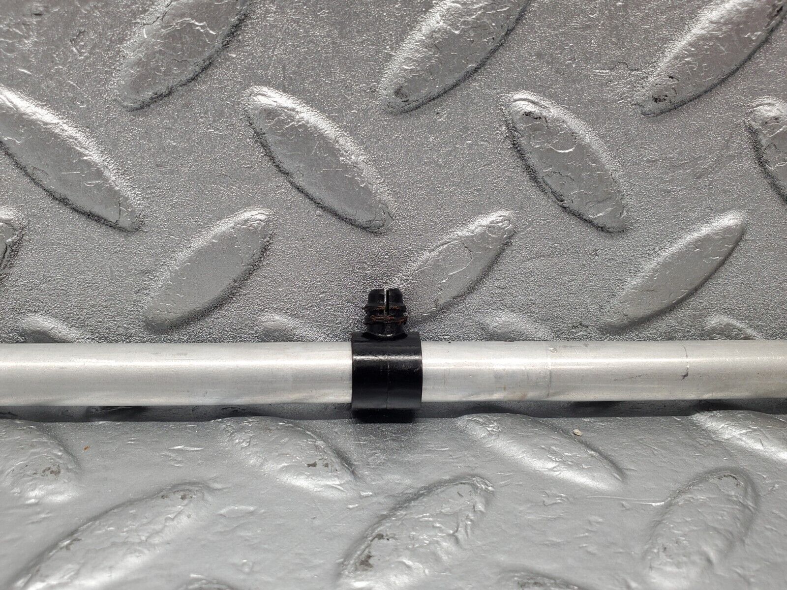 46279 Mercedes-Benz W126 420SE Camshaft Oil Tube