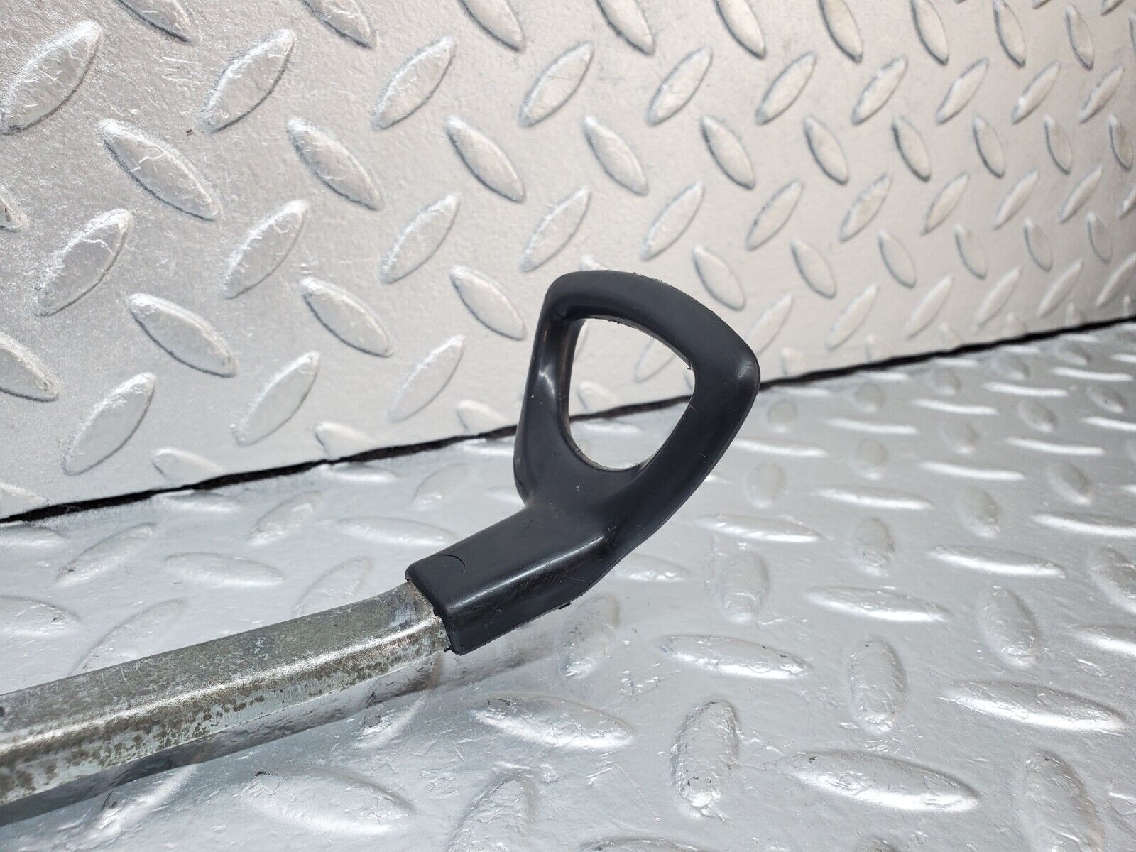 44415 Mercedes-Benz W123 280E Front Left Seat Sliding Adjust Handle