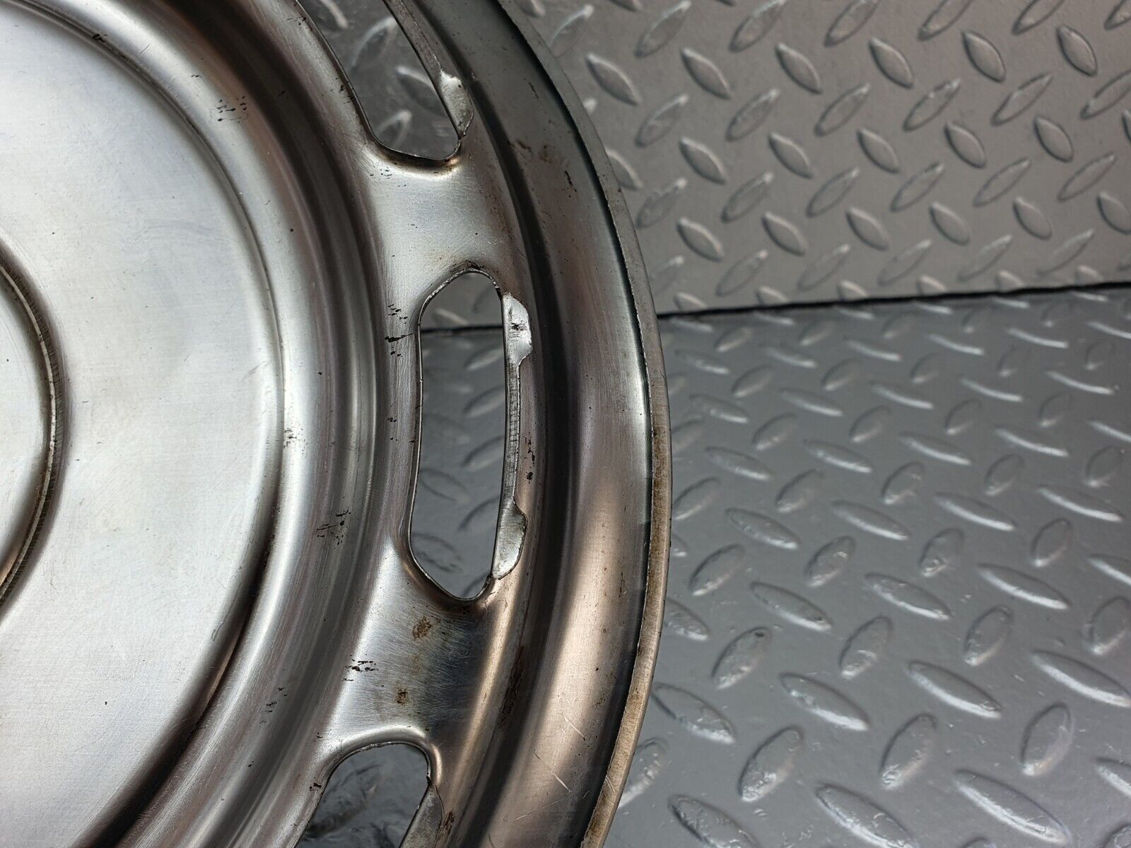 43231 Mercedes-Benz W108 280SE Wheel Hub Cap 14''