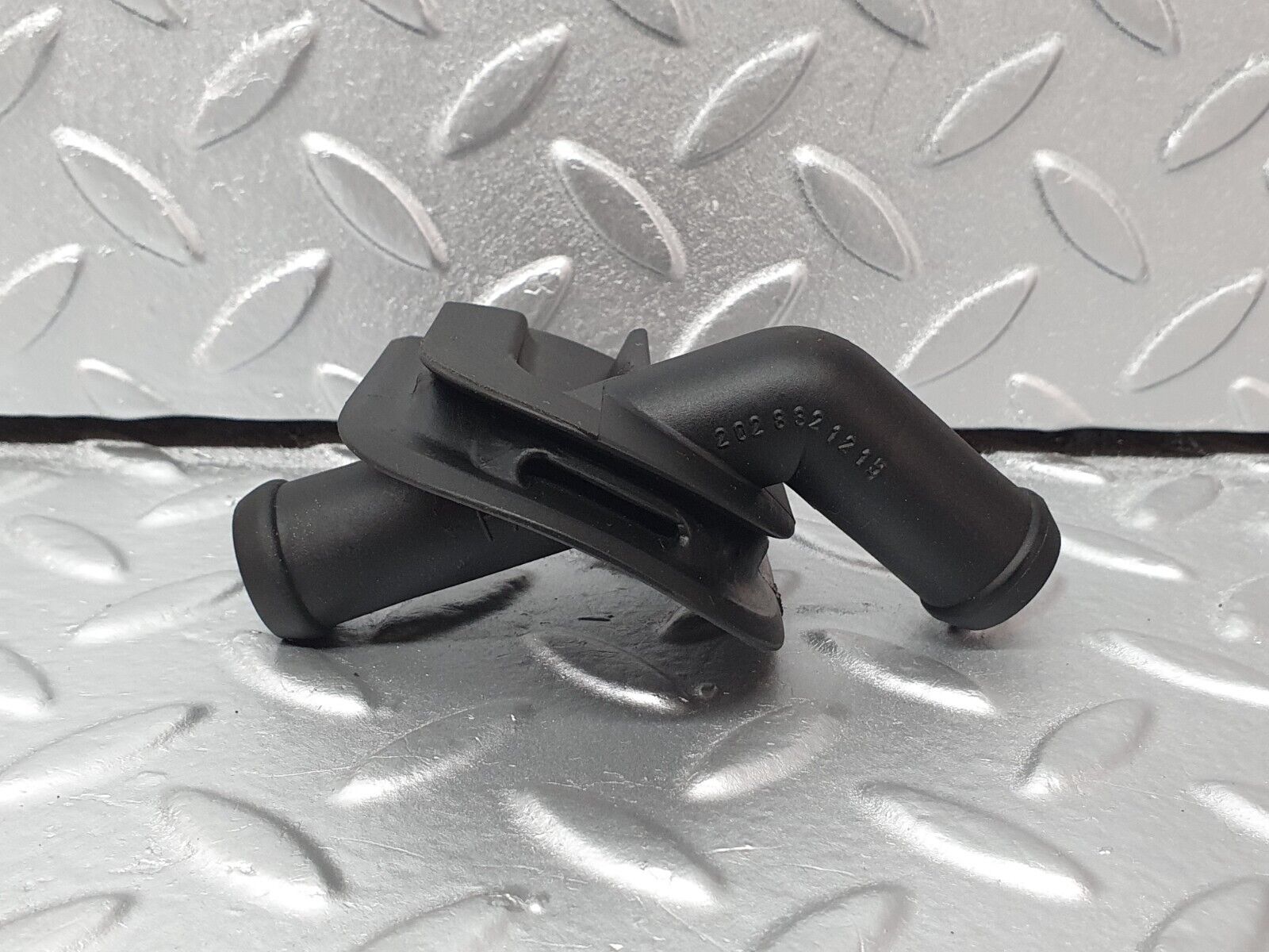 42129 Mercedes-Benz W202 C200 Heater Hose Pipe Connector 2028321215