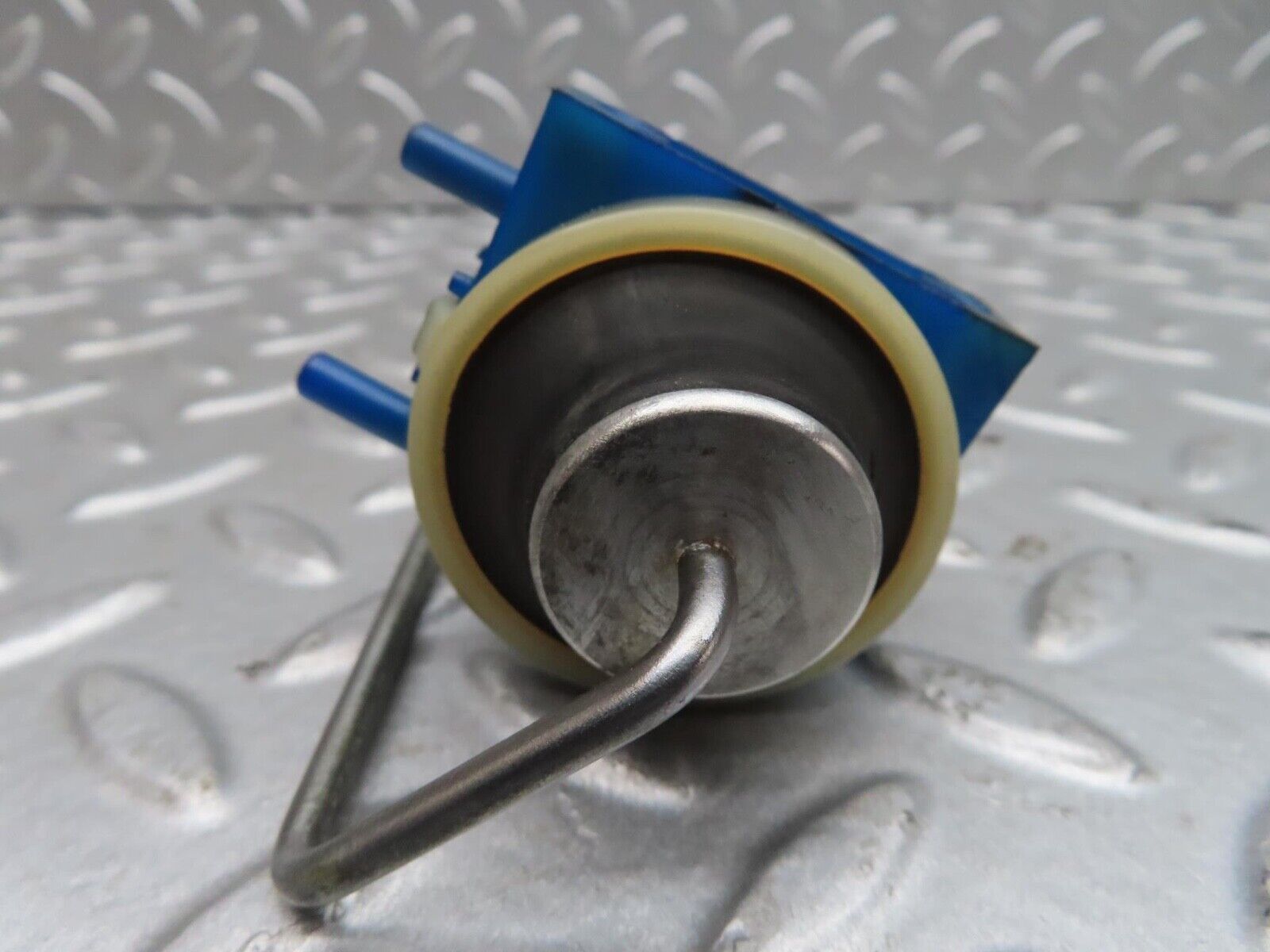 13908 Mercedes-Benz C107 280SLC Fuel Tank Flap Vacuum Lock Actuator