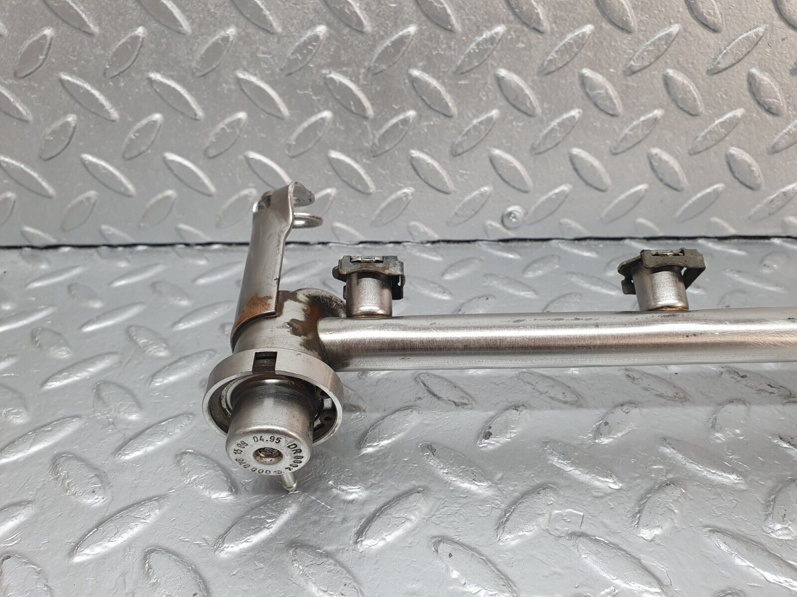 42324 Mercedes-Benz R129 320SL Coupe Fuel Injector Rail With Fuel Pressure Regulator 1040701395 0000781589