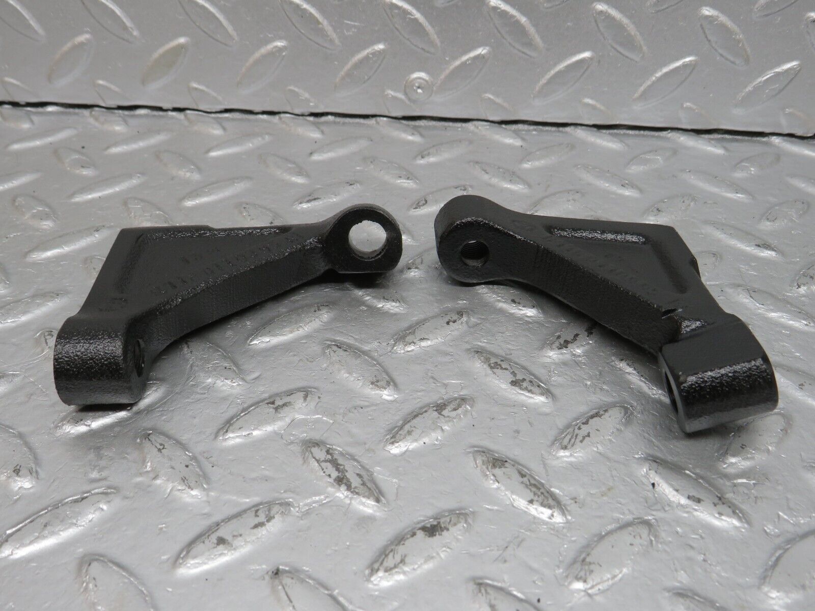 40092 Mercedes-Benz R107 350SL Engine Mount Bracket Pair 1160110995 1160110895