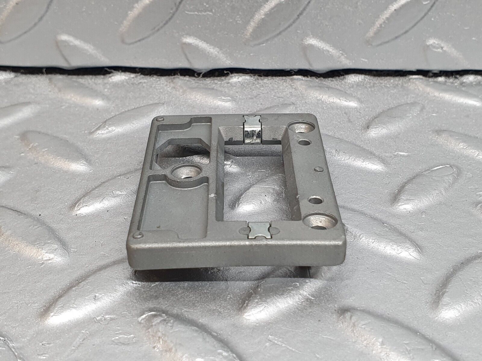 42082 Mercedes-Benz W202 C200 Rear View Mirror Bracket