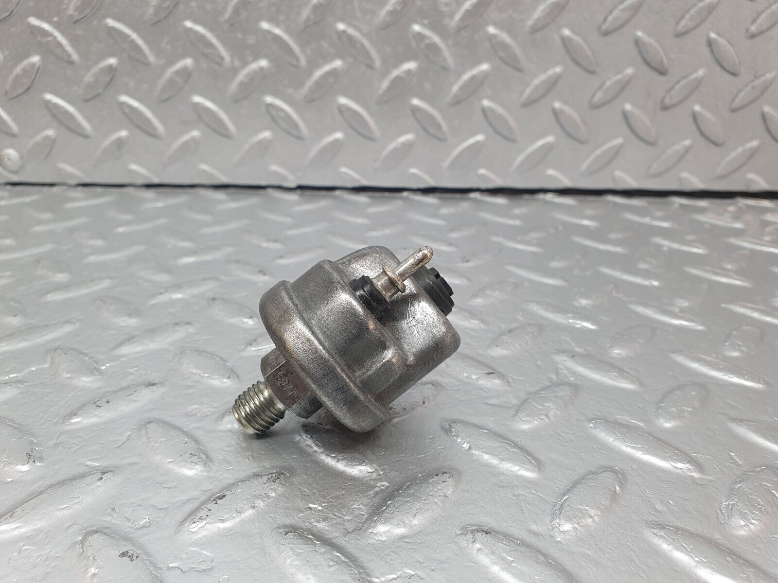 42907 Mercedes-Benz W201 190 2.0L Oil Pressure Sensor 0065429417