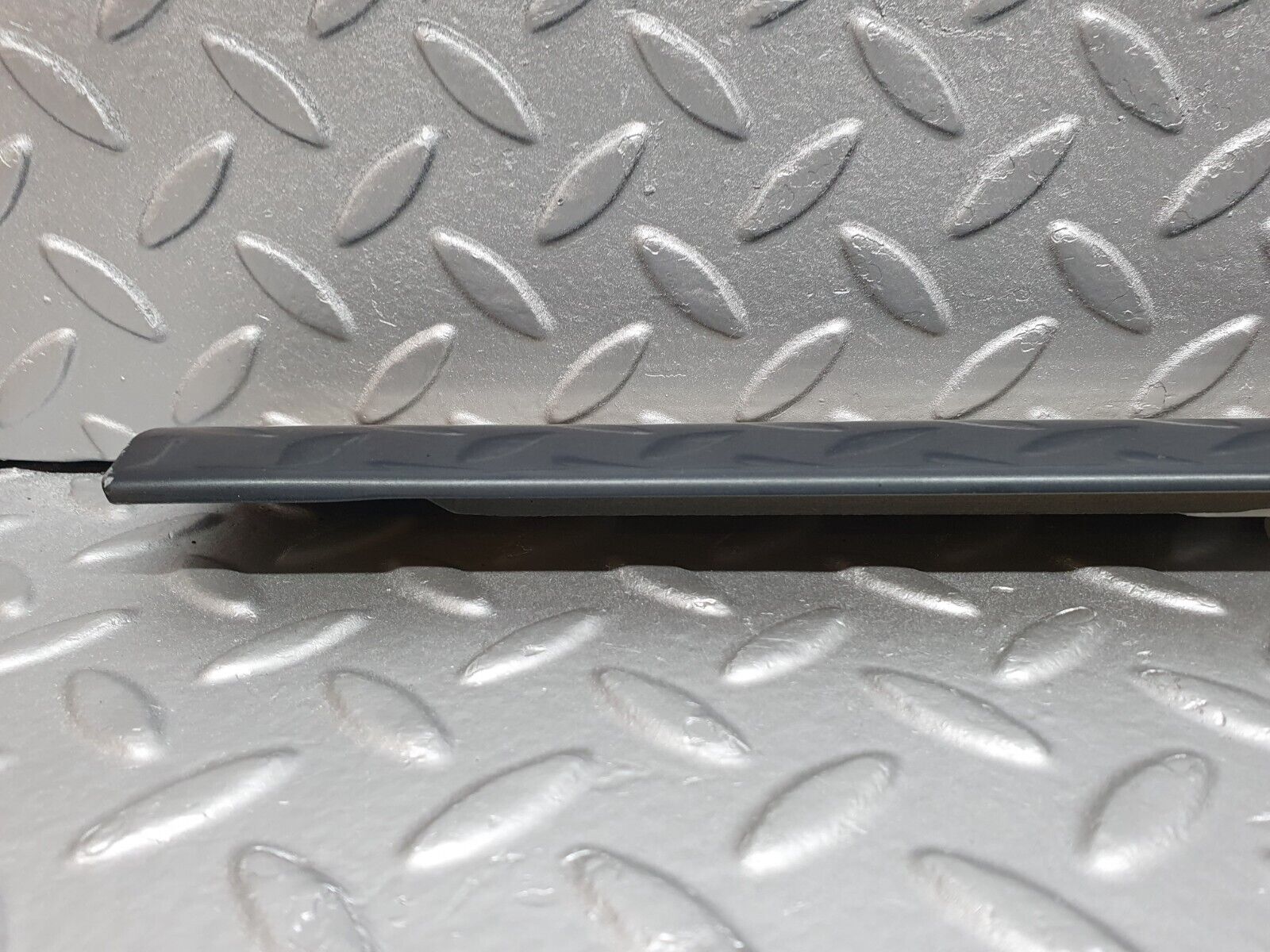 41804 Mercedes-Benz W202 C200 Front Right Door Centre Moulding Trim 2026909462