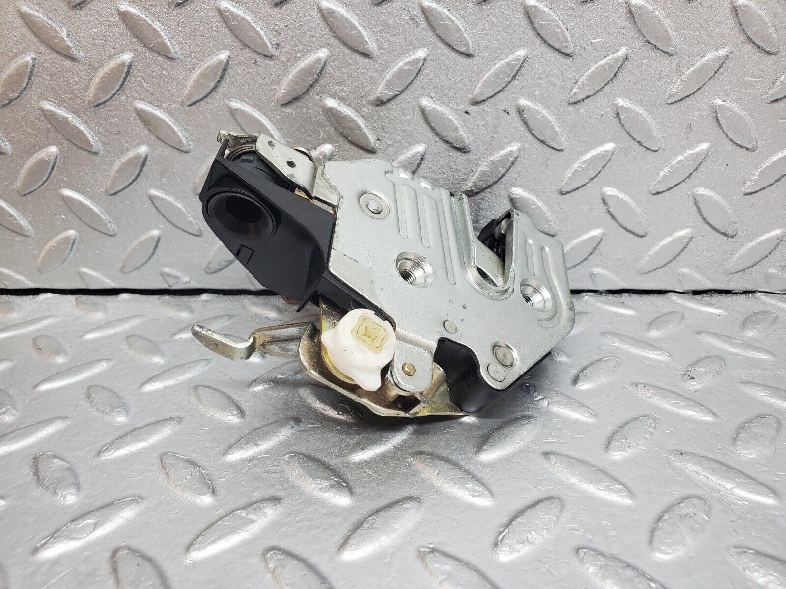 44790 Mercedes-Benz W124 220E Front Left Door Lock Mechanism
