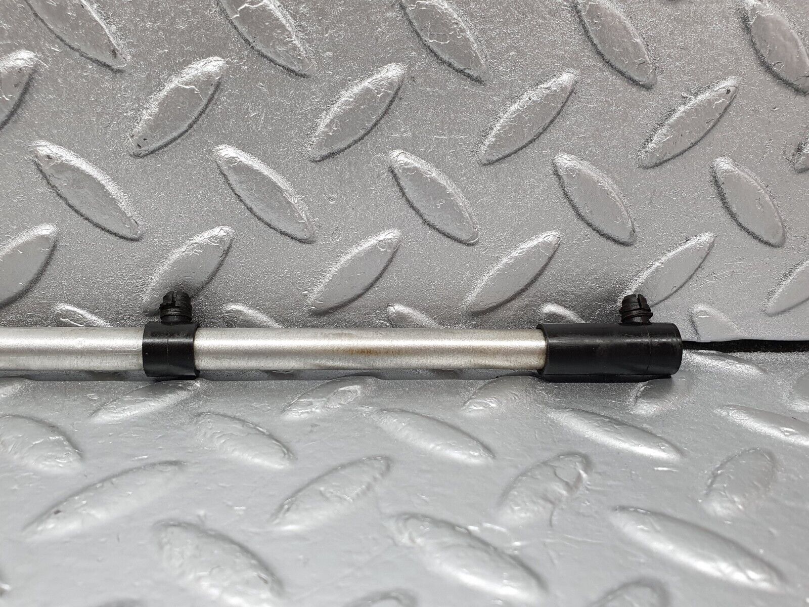 43703 Mercedes-Benz C126 380SEC Coupe Camshaft Oil Tube