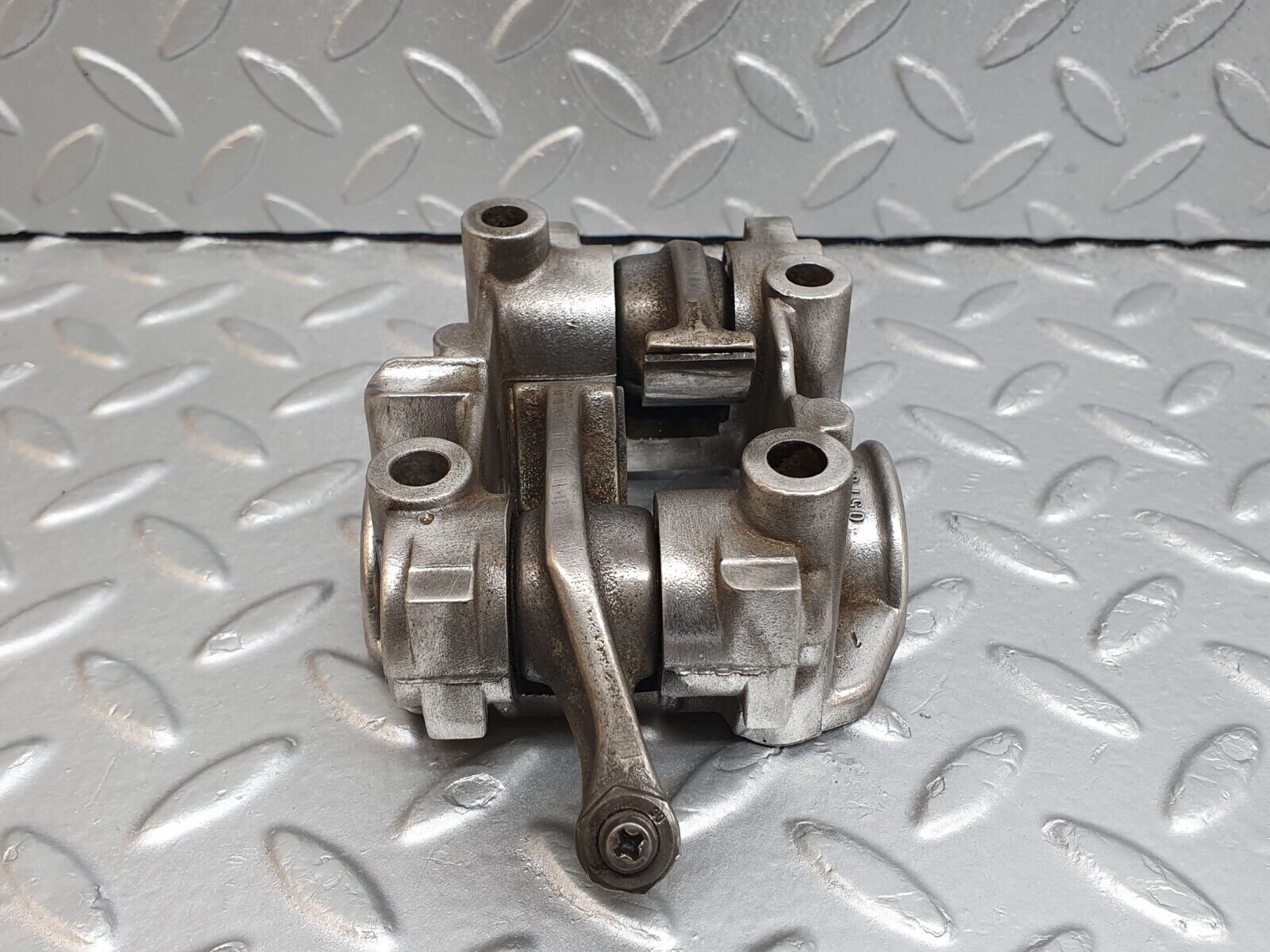 43067 Mercedes-Benz W123 Rocker Arms Camshaft Bearing Block 1020510110