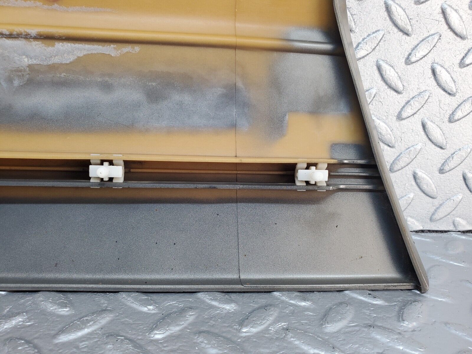 45702 Mercedes-Benz W126 420SE Front Right Fender Wing Moulding Trim 1266903640