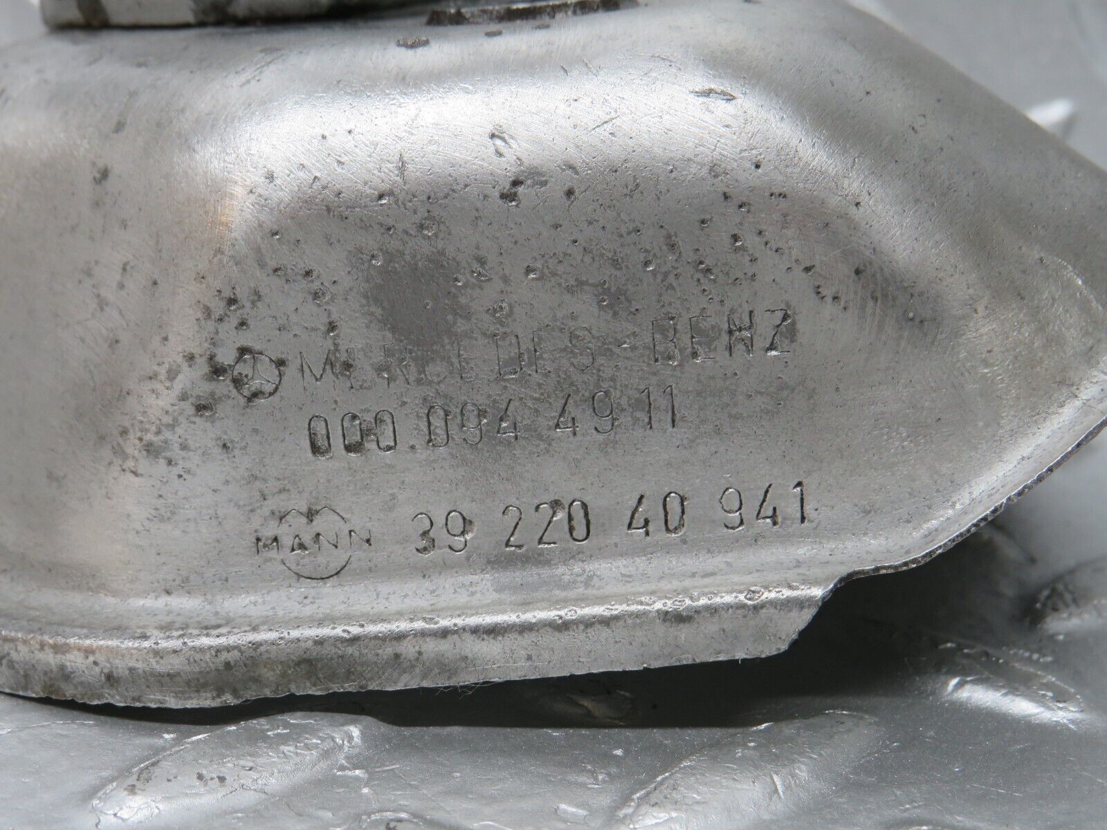 33085 Mercedes-Benz C107 R107 350 V8 Exhaust Heat Shield 0000944911 3922040941