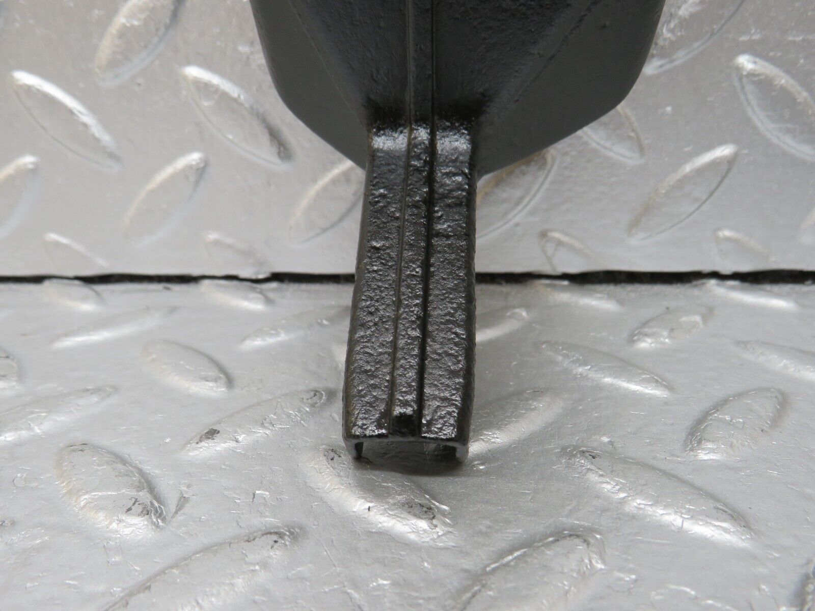 34600 Mercedes-Benz C126 380SEC Front Bumper Bracket 2x 1268851114 1268851214