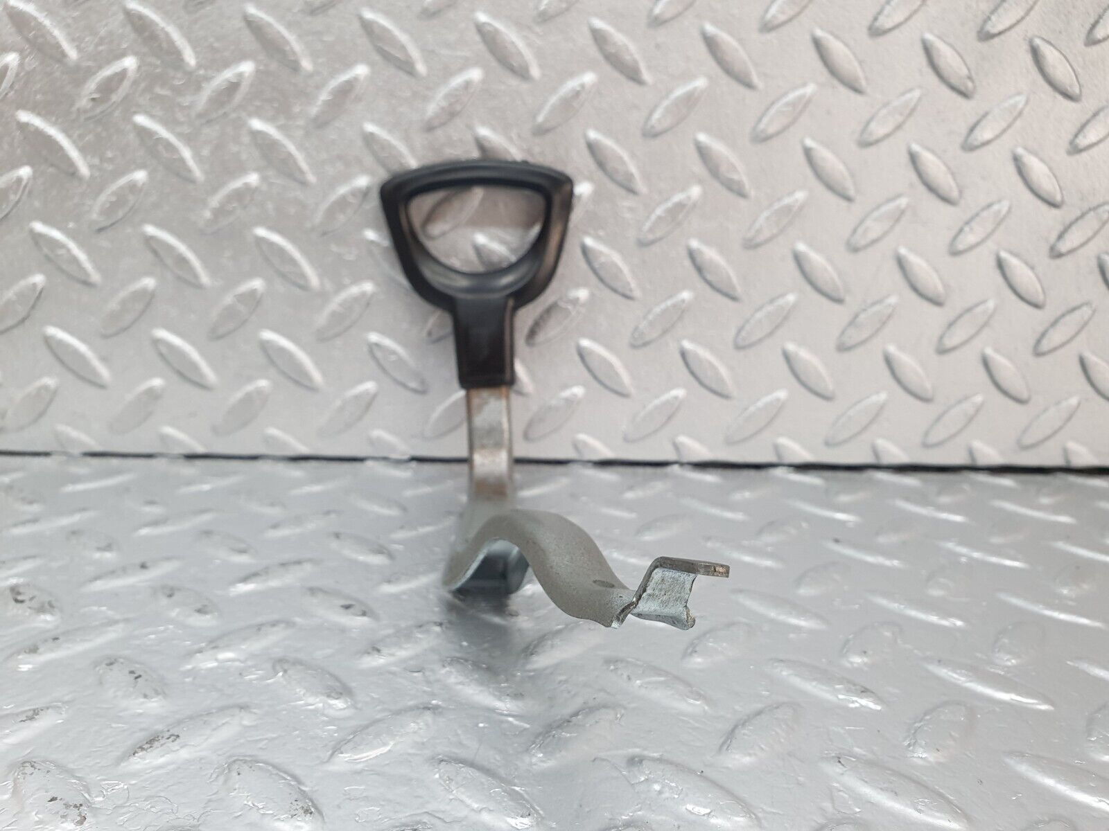 44042 Mercedes-Benz C123 230CE Coupe Front Right Seat Side Height Adjust Handle