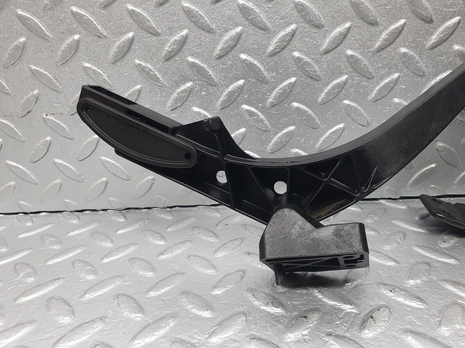 41787 Mercedes-Benz W202 C200 Accelerator Pedal With Linkage 1243011320 220301001 1293010382