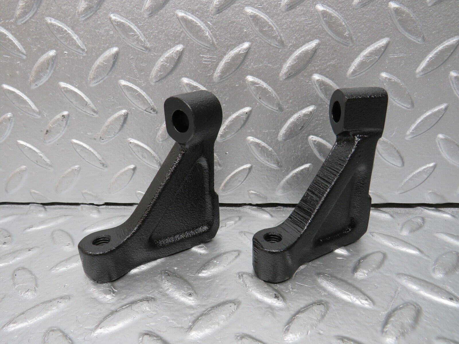 33064 Mercedes-Benz C107 R107 Engine Mount Bracket Pair 1160110895 1160110995