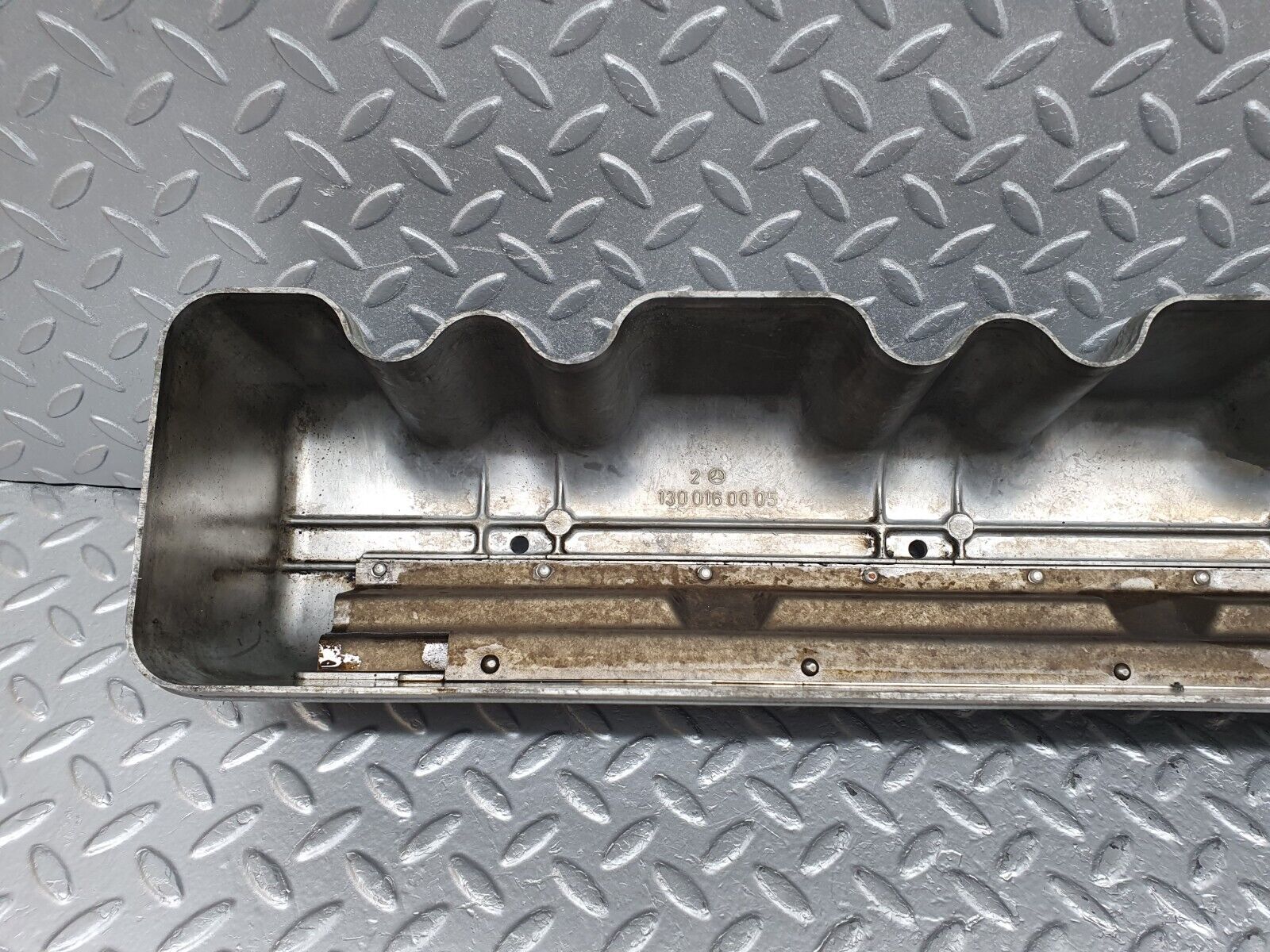 43388 Mercedes-Benz W108 280SE Cylinder Head Valve Cover 1300160005