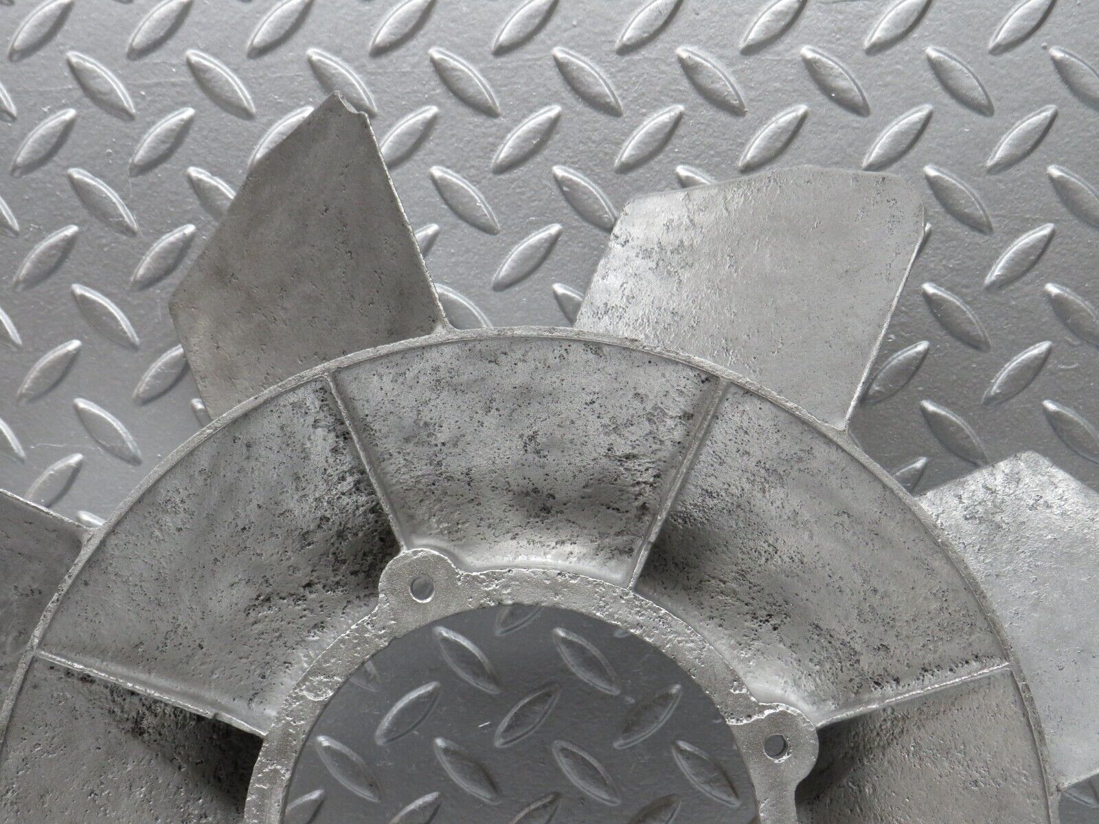 33054 Mercedes-Benz C107 R107 350 V8 Engine Cooling Fan