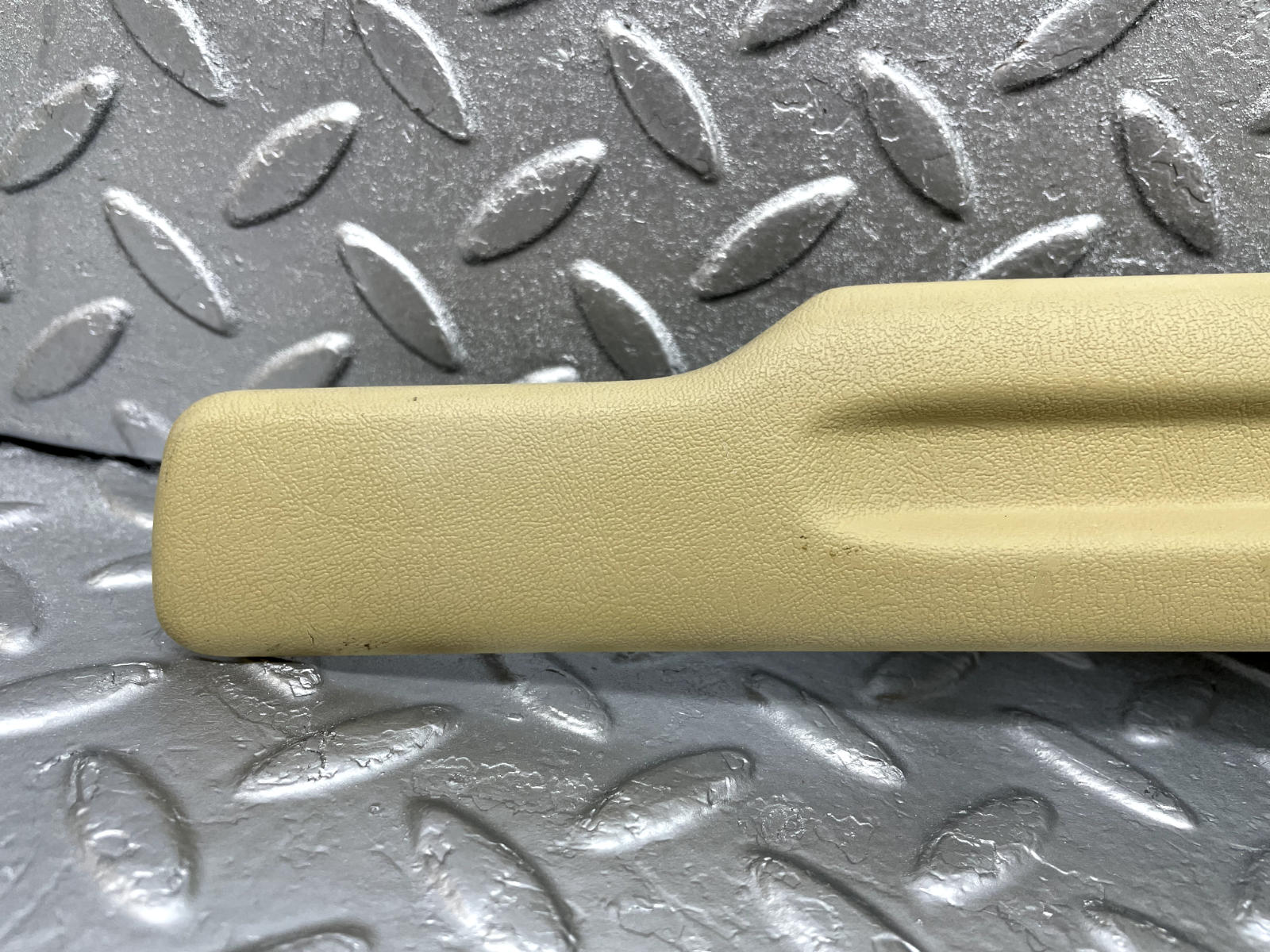 44281 Mercedes-Benz W123 280E Front Right Seat Cover Trim Beige 1239193120