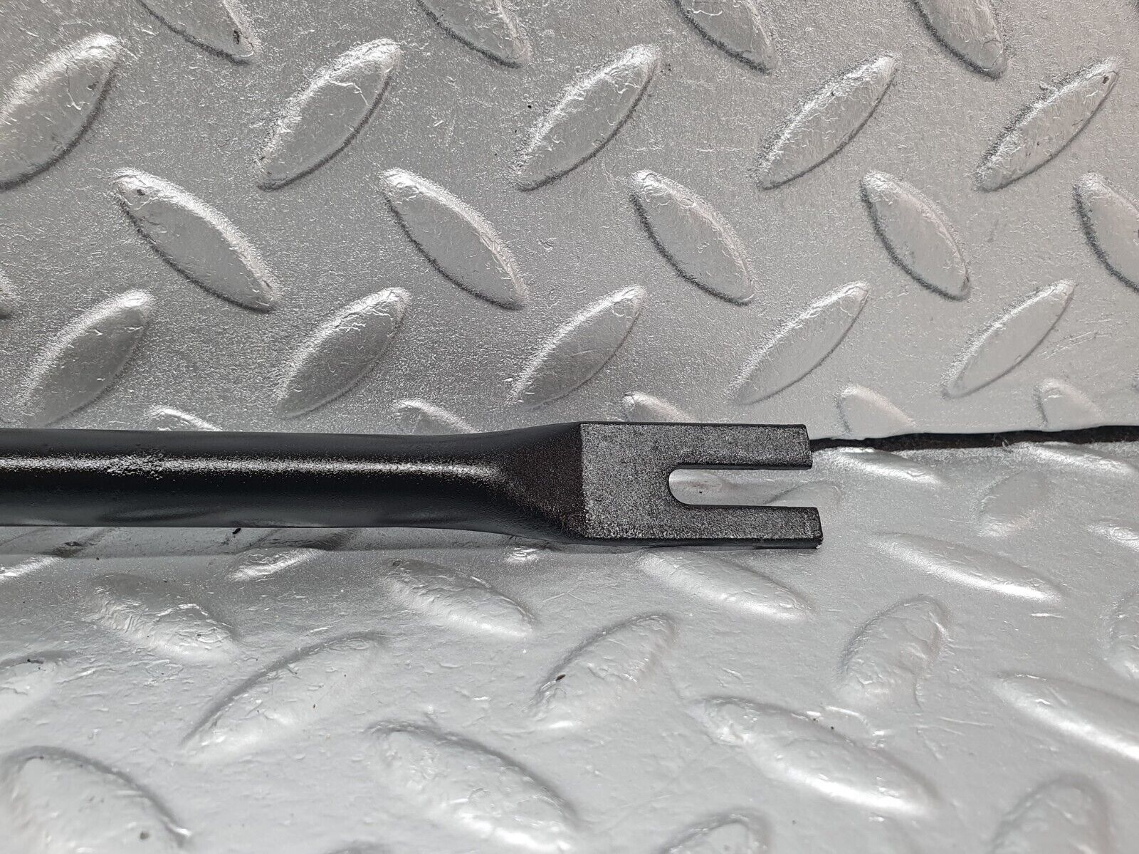 43579 Mercedes-Benz C126 380SEC Coupe Horn Bracket