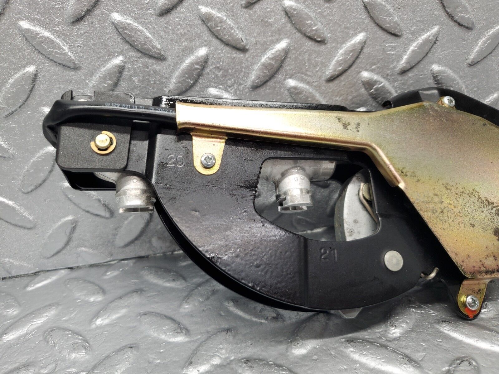 47016 Mercedes-Benz R129 320SL Coupe Rear Right Roof Lock Mechanism 1298001774