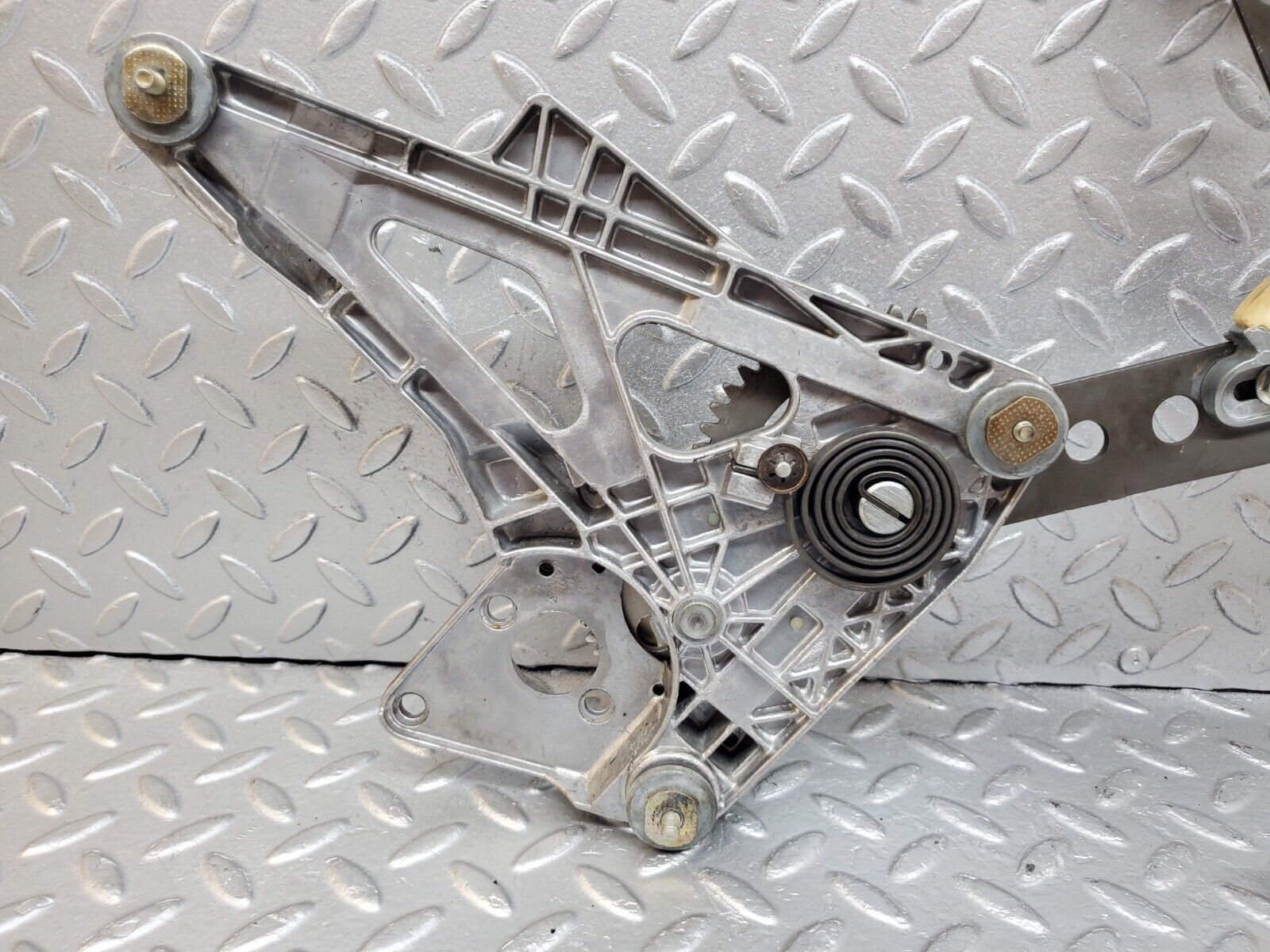 44412 Mercedes-Benz W123 280E Front Left Power Window Regulator 1237202746 1267250311