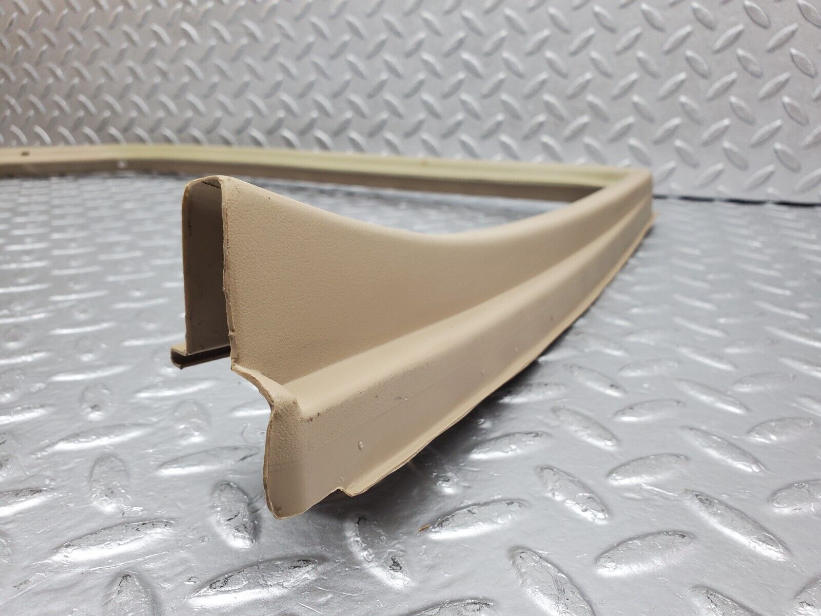 45862 Mercedes-Benz W126 420SE Rear Left Door Window Frame Cover 1267350571