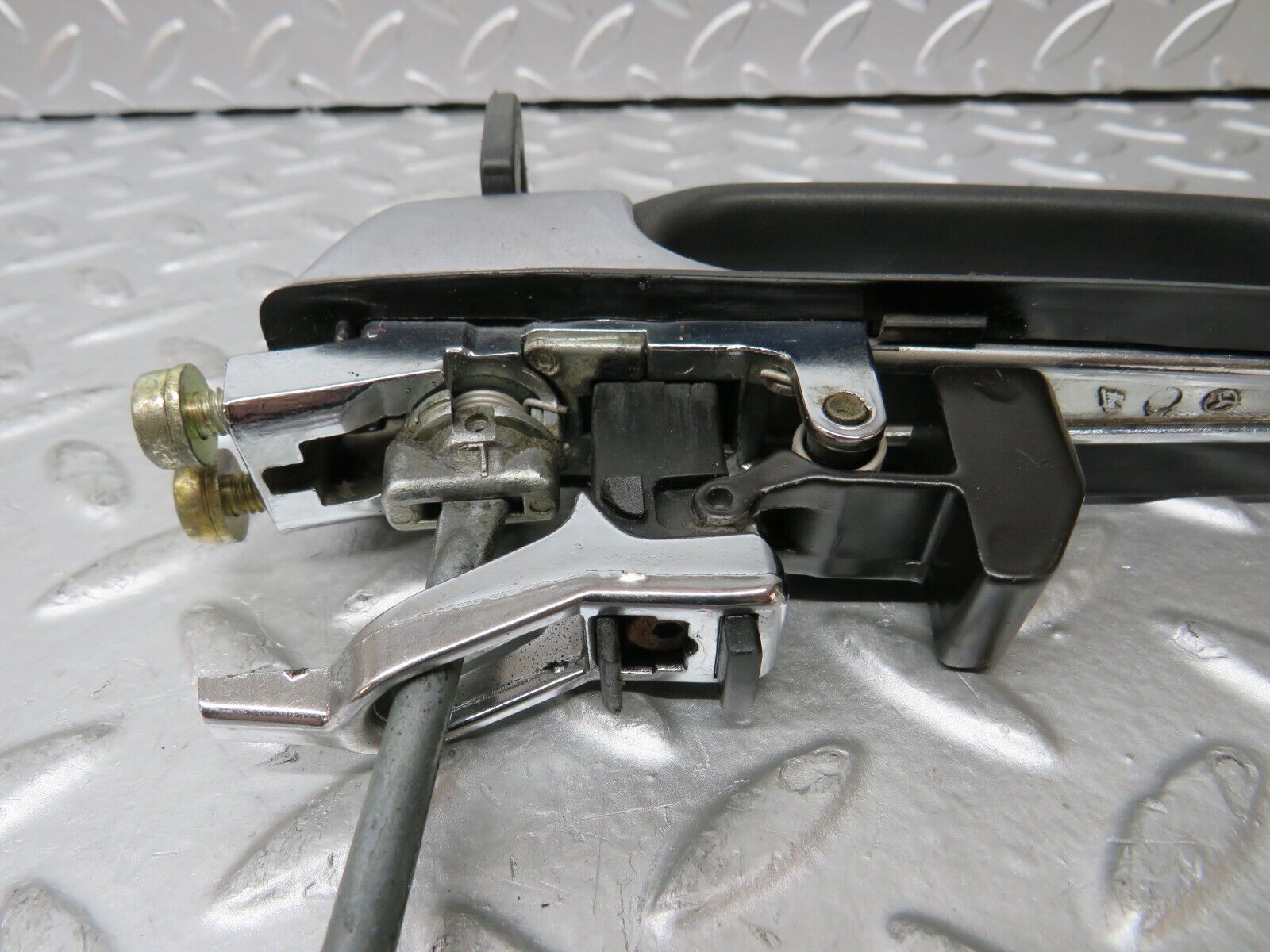 29847 Mercedes-Benz W123 230E Front Left Exterior Door Handle With Key