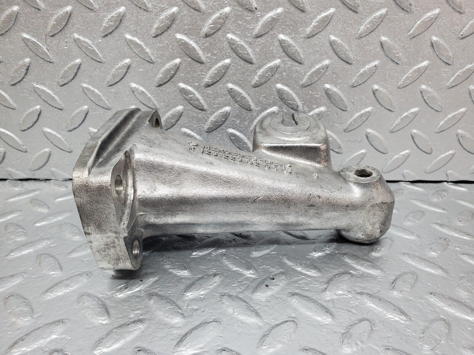 45429 Mercedes-Benz 280E M110.983 Engine Mount Bracket Left Side 1232230204