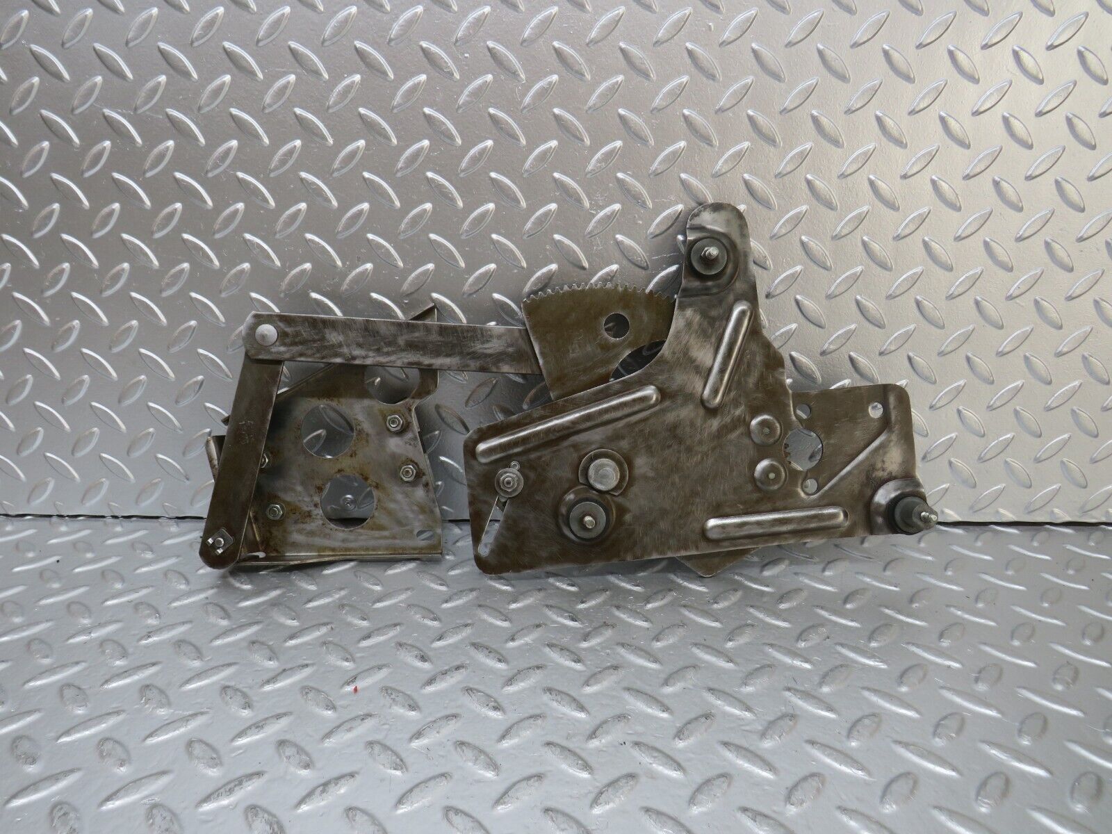 25083 Mercedes-Benz C107 Rear Right Power Window Regulator 1076701003