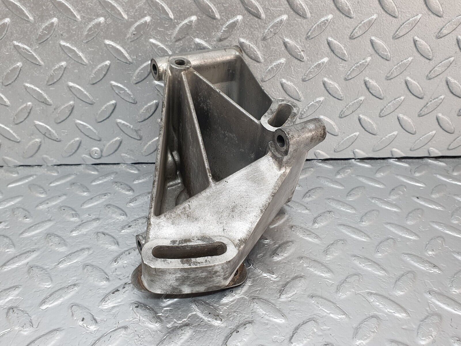 44016 Mercedes-Benz C123 230CE Coupe Power Steering Pump Bracket 1234660041