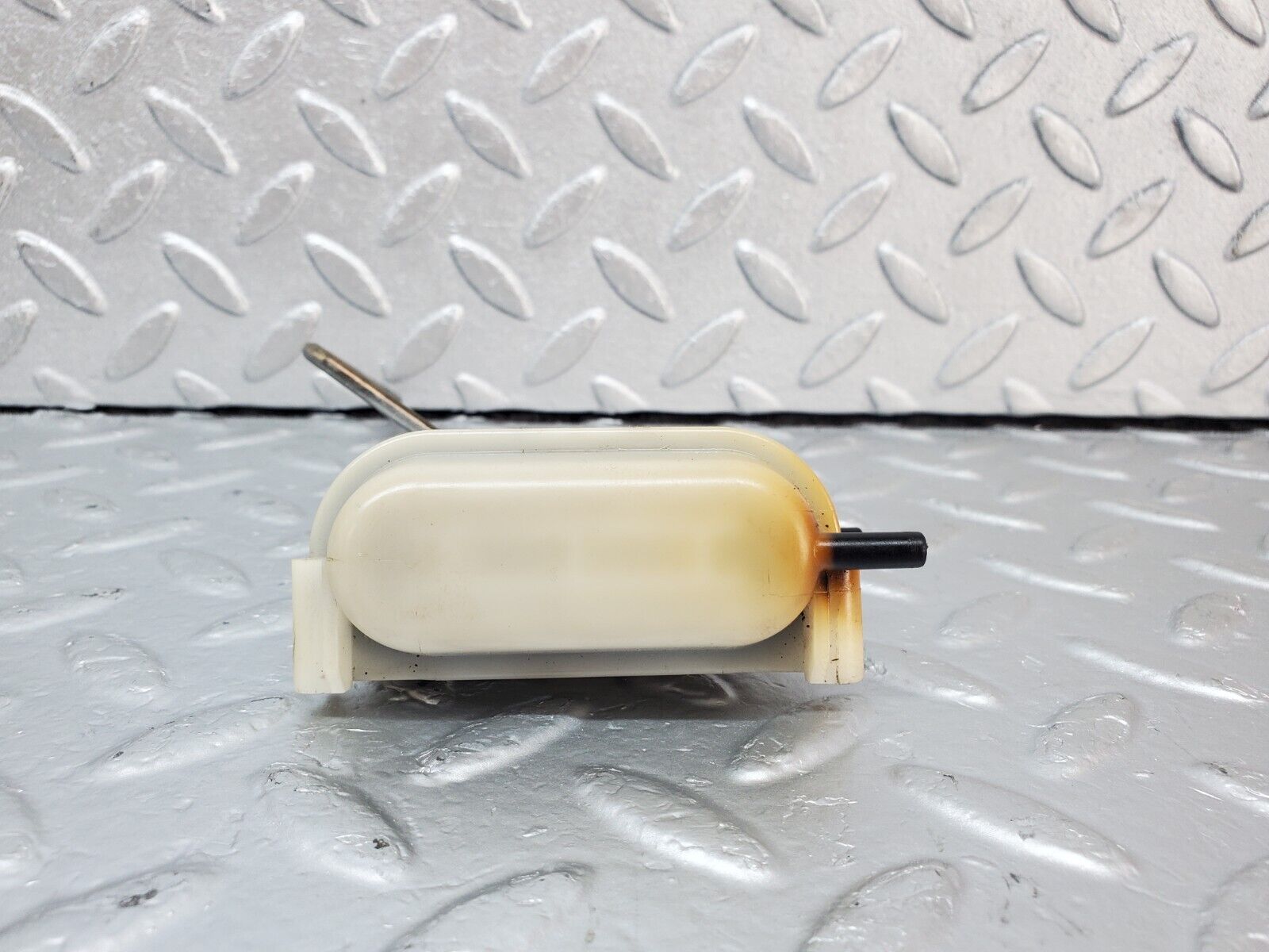 44434 Mercedes-Benz W123 280E Fuel Tank Flap Cap Vacuum Actuator